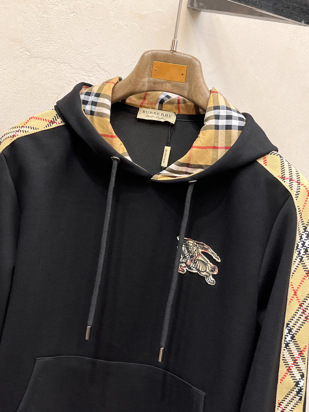 巴宝莉 2025全新爆款开衫套装 原单狠货🇭🇰倾注顶级设计师的精心之作 就为一个贴合、完美的上身效果 全