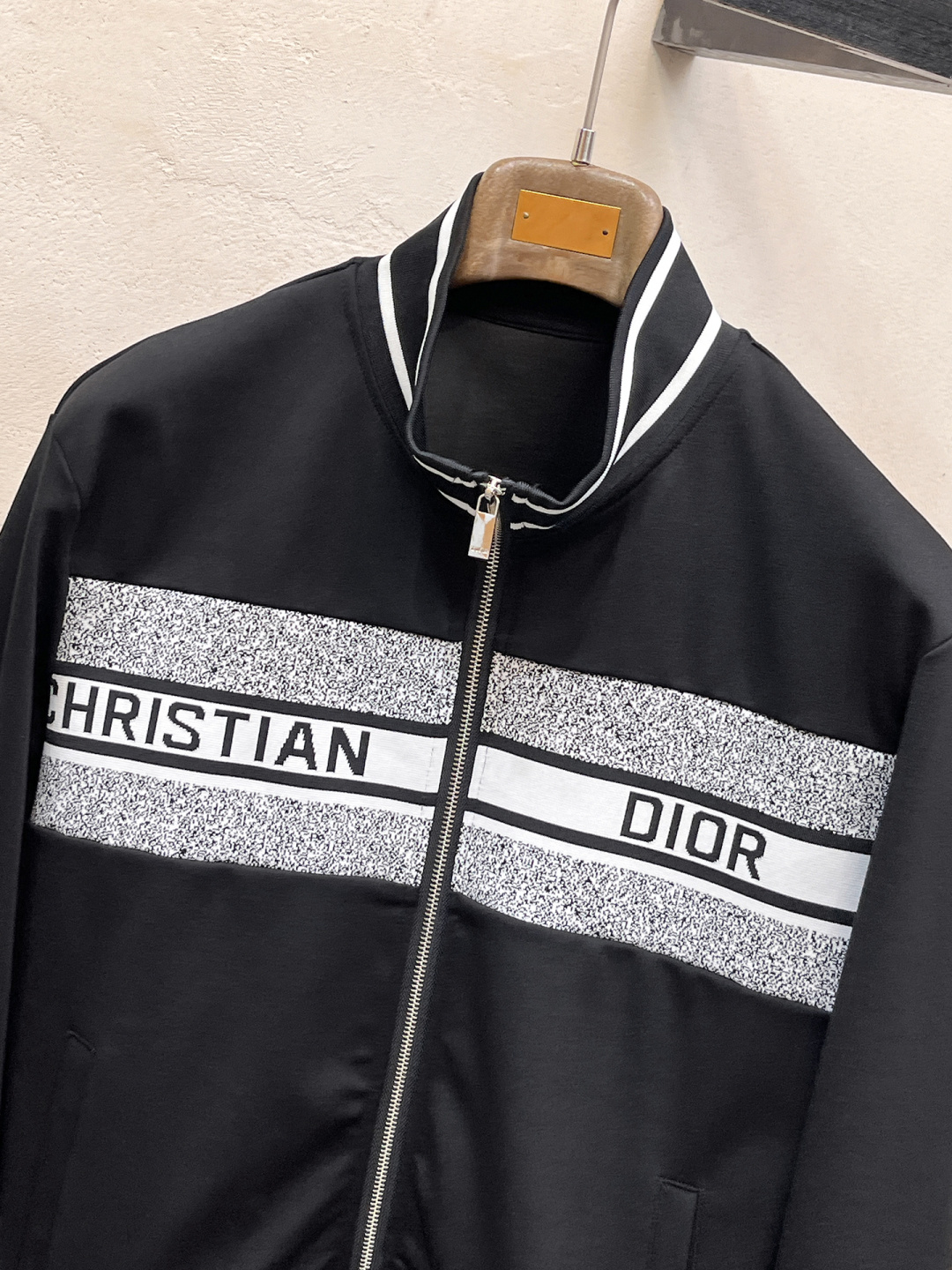 迪奥 2025全新爆款开衫套装 原单狠货🇭🇰倾注顶级设计师的精心之作 就为一个贴合、完美的上身效果 全天