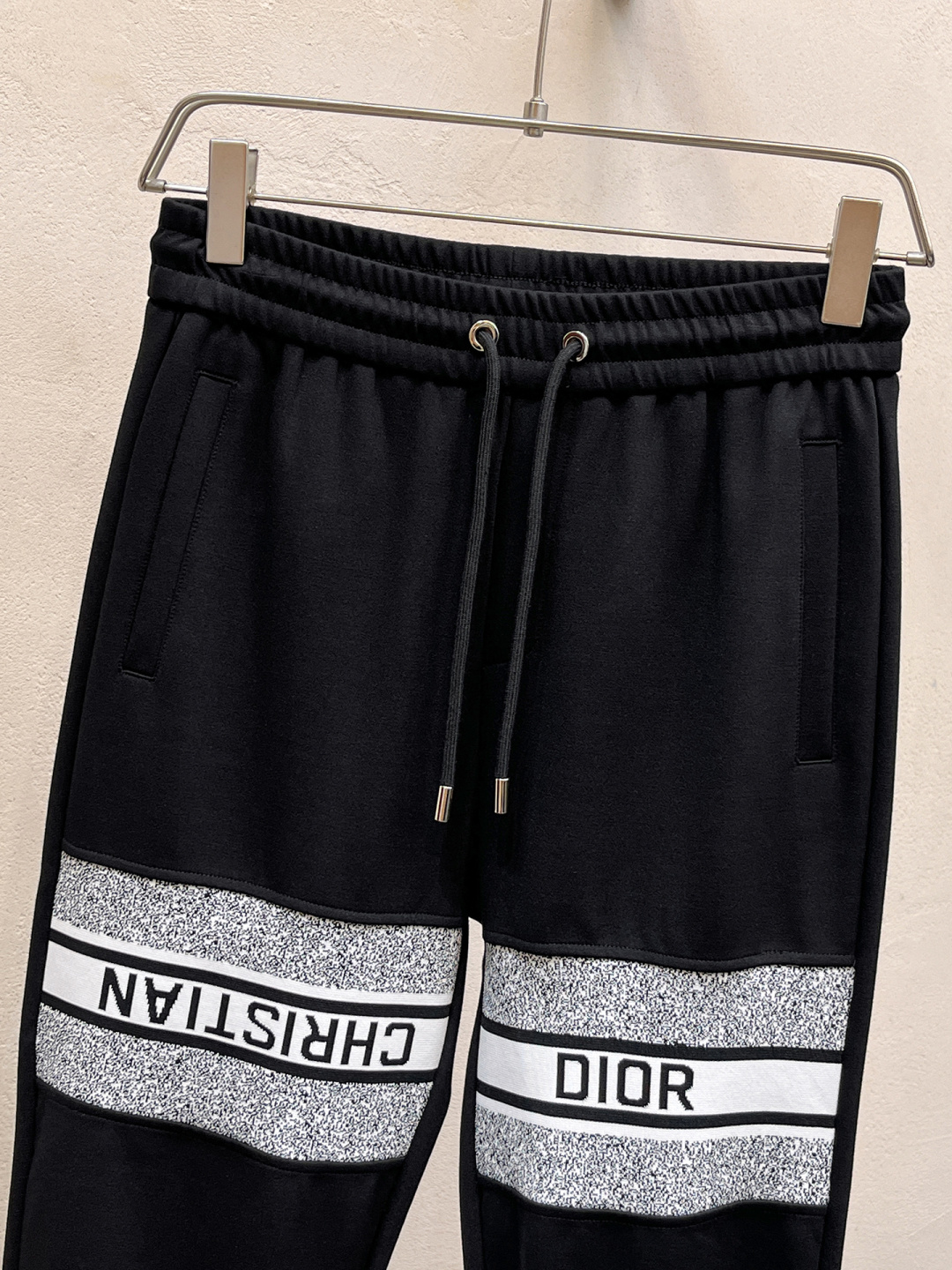 迪奥 2025全新爆款开衫套装 原单狠货🇭🇰倾注顶级设计师的精心之作 就为一个贴合、完美的上身效果 全天