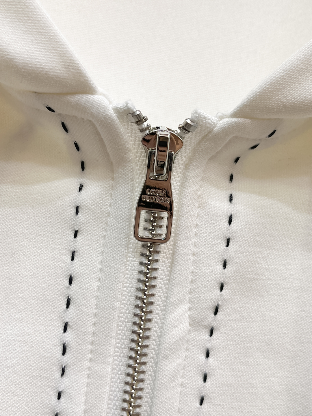 LV 2025全新爆款开衫套装 原单狠货🇭🇰倾注顶级设计师的精心之作 就为一个贴合、完美的上身效果 全天