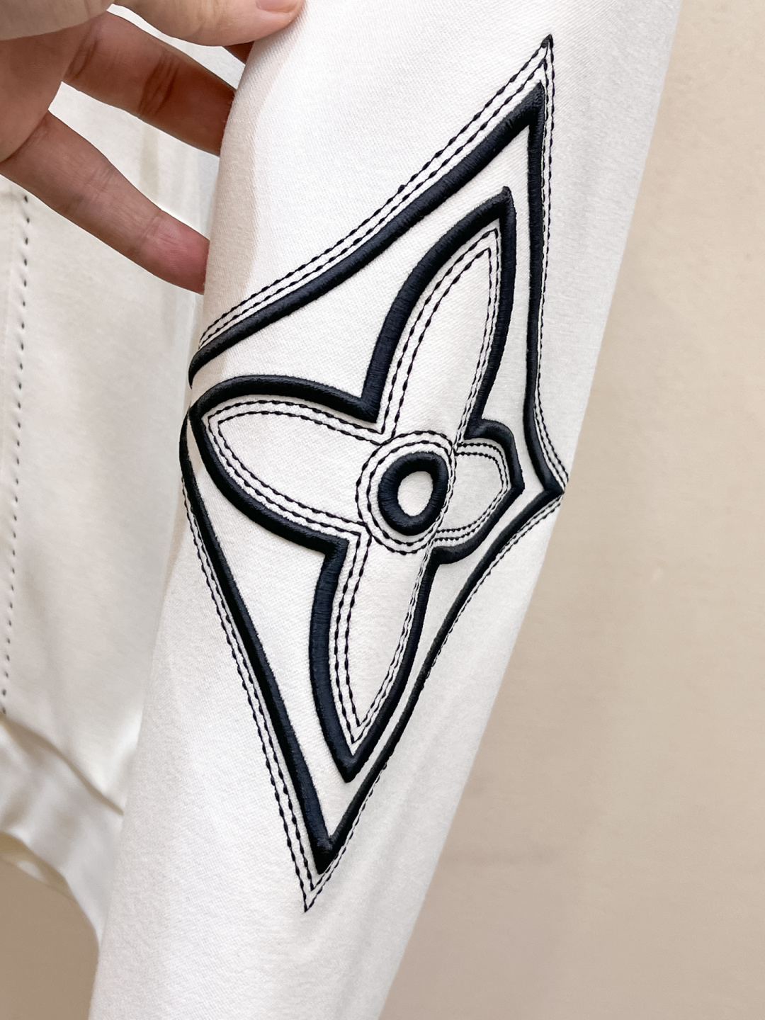 LV 2025全新爆款开衫套装 原单狠货🇭🇰倾注顶级设计师的精心之作 就为一个贴合、完美的上身效果 全天