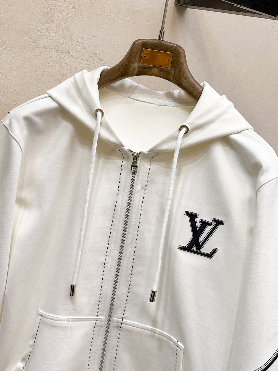 LV 2025全新爆款开衫套装 原单狠货🇭🇰倾注顶级设计师的精心之作 就为一个贴合、完美的上身效果 全天