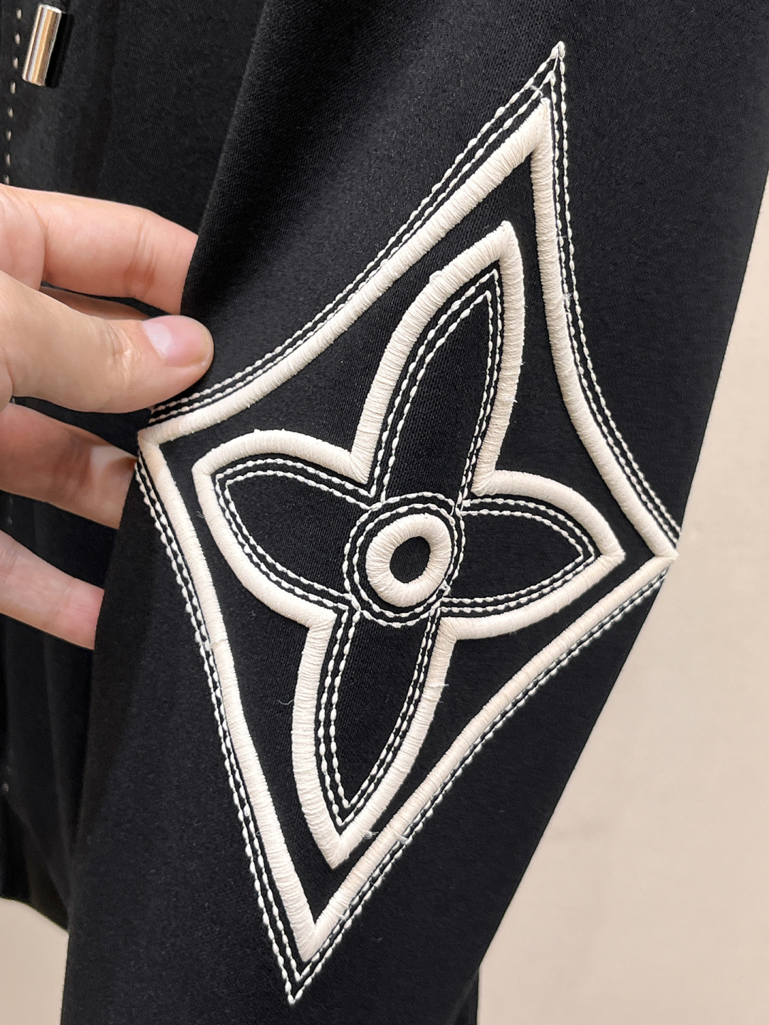 LV 2025全新爆款开衫套装 原单狠货🇭🇰倾注顶级设计师的精心之作 就为一个贴合、完美的上身效果 全天