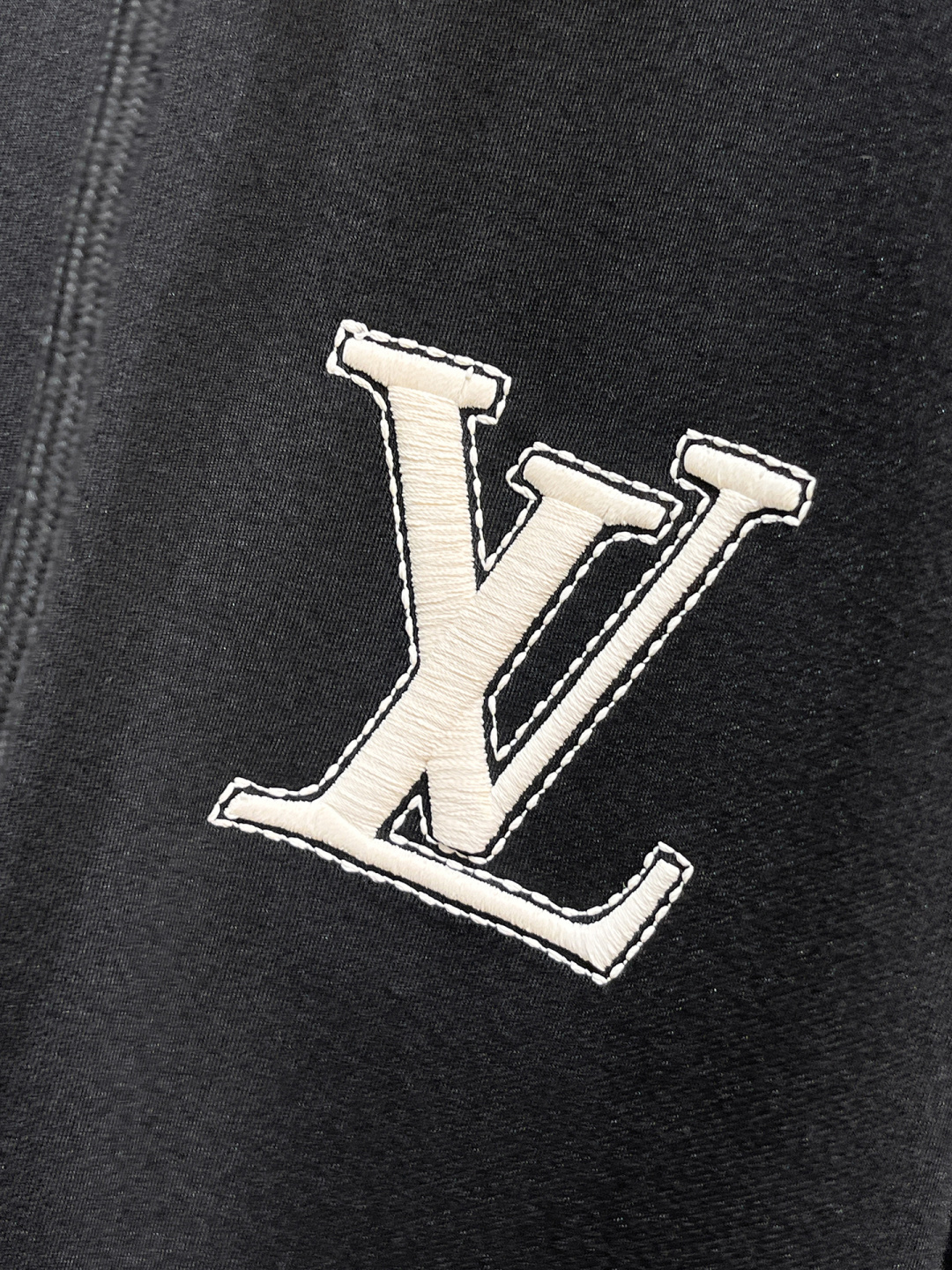 LV 2025全新爆款开衫套装 原单狠货🇭🇰倾注顶级设计师的精心之作 就为一个贴合、完美的上身效果 全天