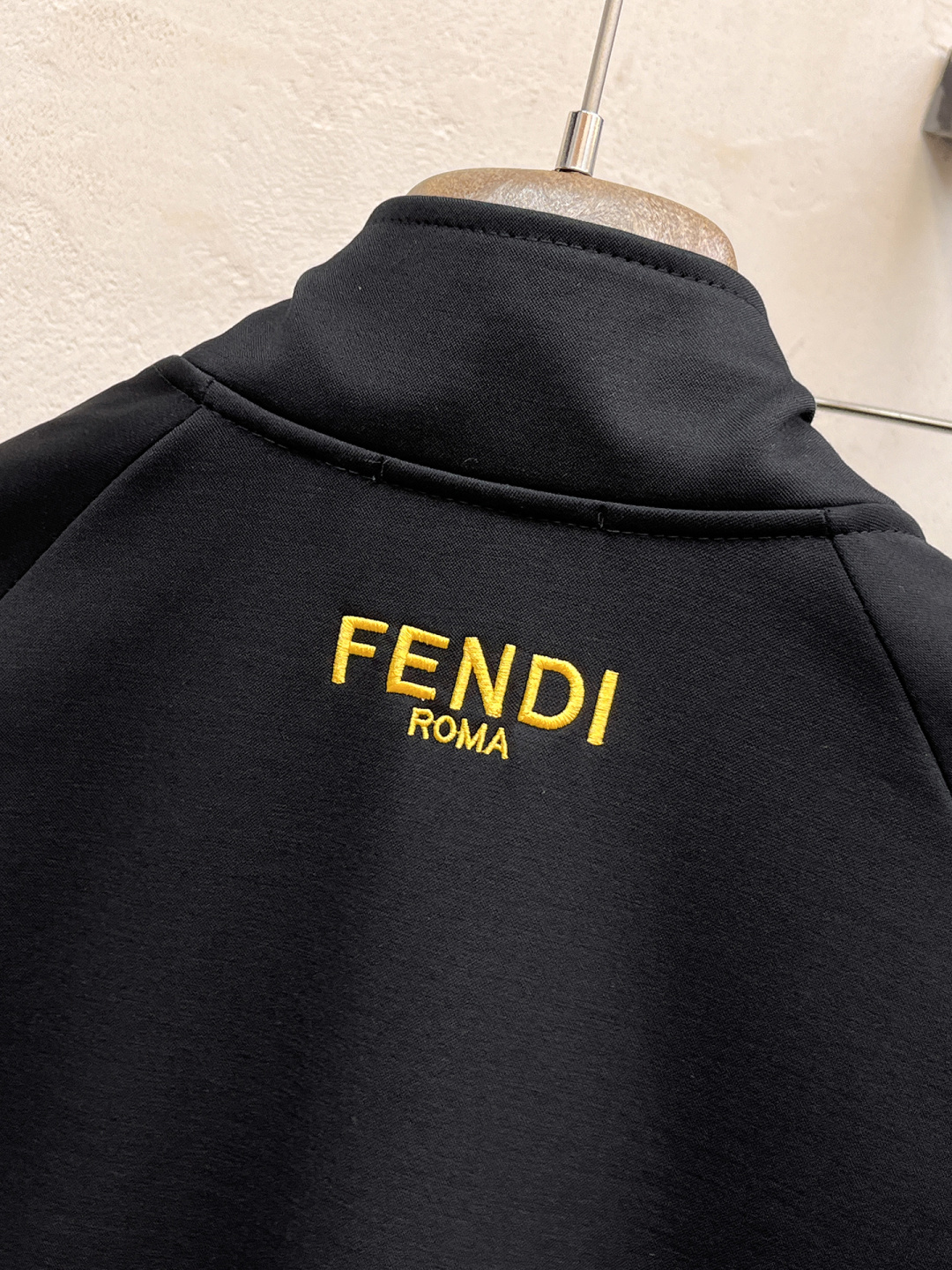 芬迪 2025全新爆款开衫套装 原单狠货🇭🇰倾注顶级设计师的精心之作 就为一个贴合、完美的上身效果 全天