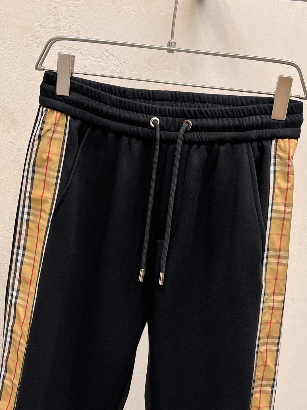 巴宝莉 2025全新爆款开衫套装 原单狠货🇭🇰倾注顶级设计师的精心之作 就为一个贴合、完美的上身效果 全