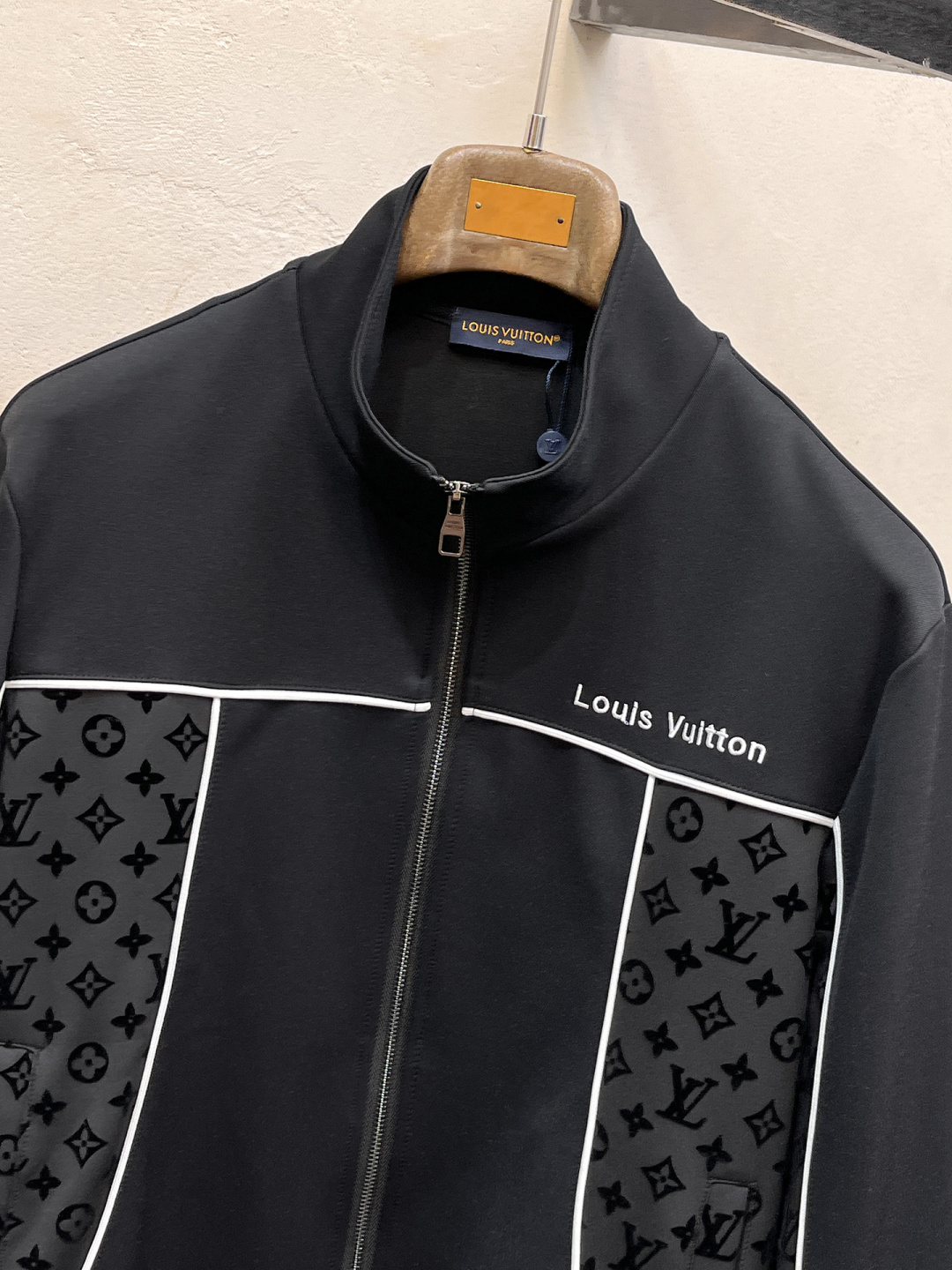 LV 2025全新爆款开衫套装 原单狠货🇭🇰倾注顶级设计师的精心之作 就为一个贴合、完美的上身效果 全天