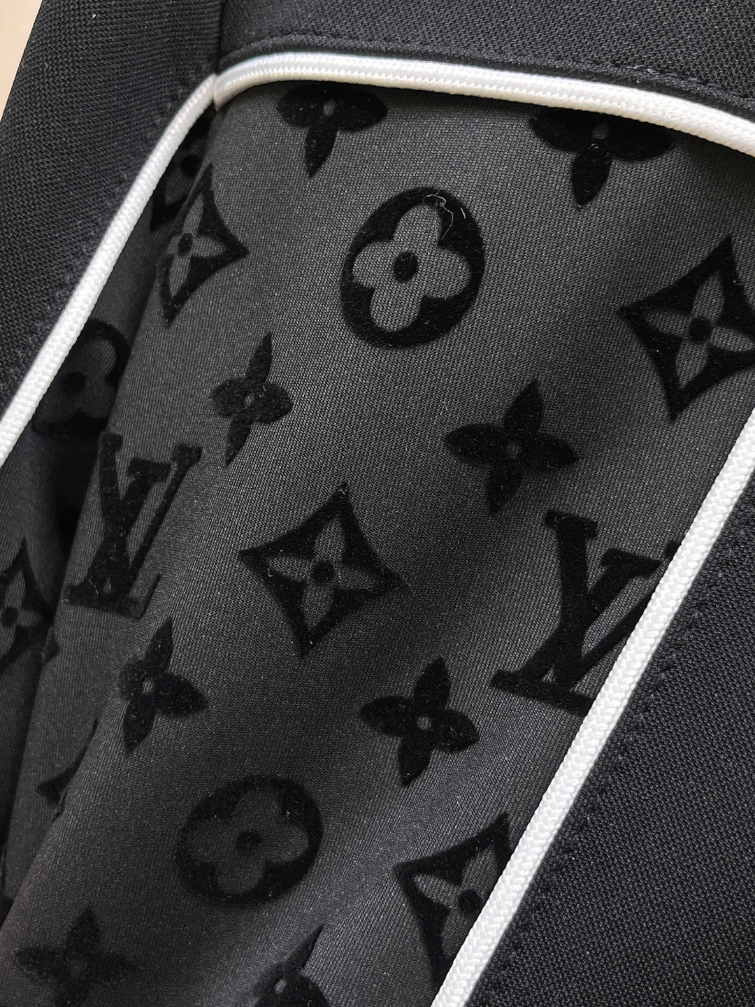 LV 2025全新爆款开衫套装 原单狠货🇭🇰倾注顶级设计师的精心之作 就为一个贴合、完美的上身效果 全天