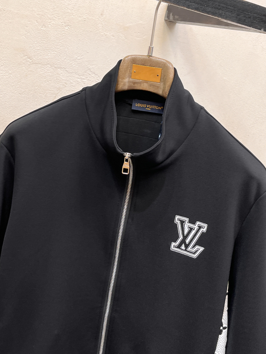 LV 2025全新爆款开衫套装 原单狠货🇭🇰倾注顶级设计师的精心之作 就为一个贴合、完美的上身效果 全天