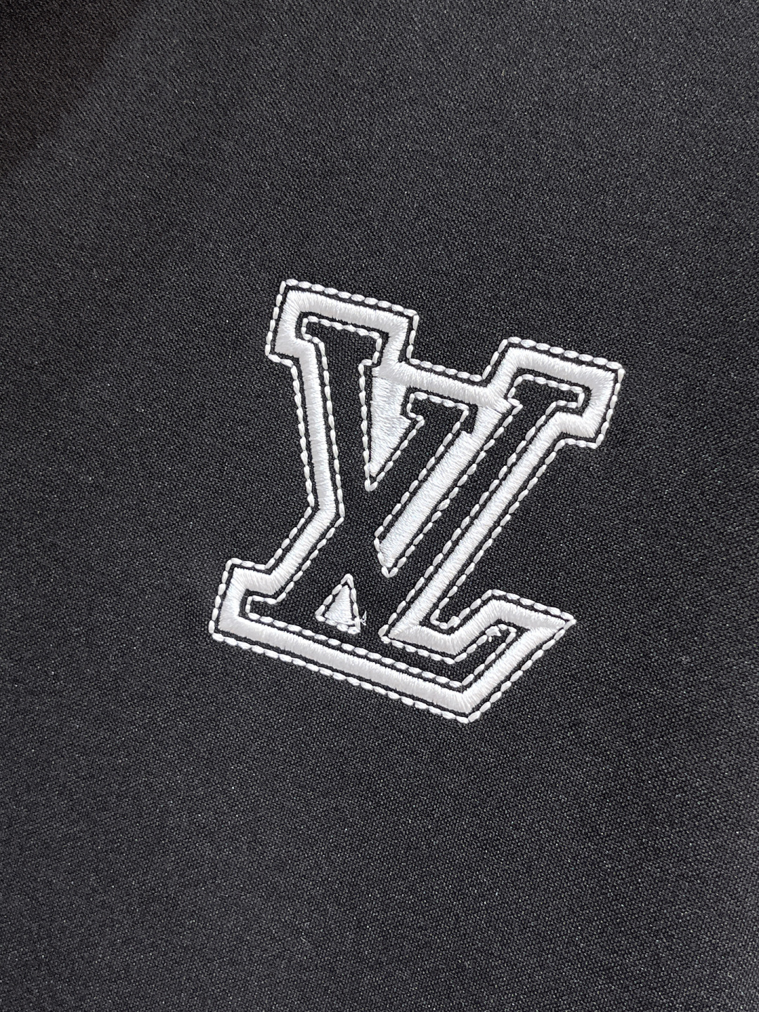 LV 2025全新爆款开衫套装 原单狠货🇭🇰倾注顶级设计师的精心之作 就为一个贴合、完美的上身效果 全天