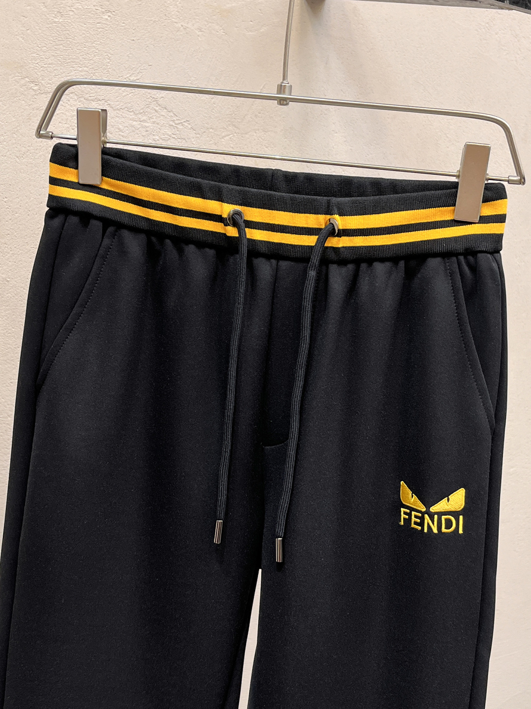 芬迪 2025全新爆款开衫套装 原单狠货🇭🇰倾注顶级设计师的精心之作 就为一个贴合、完美的上身效果 全天