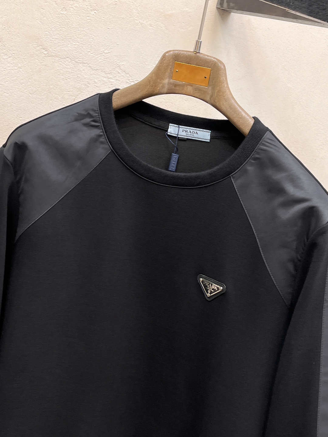 普拉达 2025全新爆款套装 原单狠货🇭🇰倾注顶级设计师的精心之作 就为一个贴合、完美的上身效果 全天然