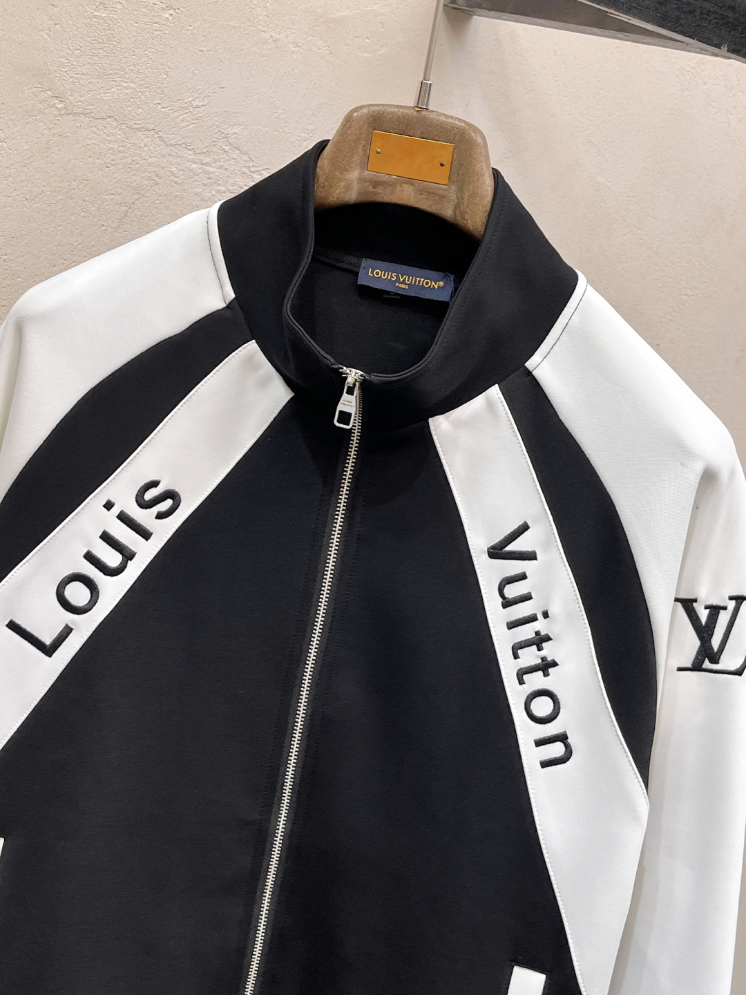 LV 2025全新爆款开衫套装 原单狠货🇭🇰倾注顶级设计师的精心之作 就为一个贴合、完美的上身效果 全天