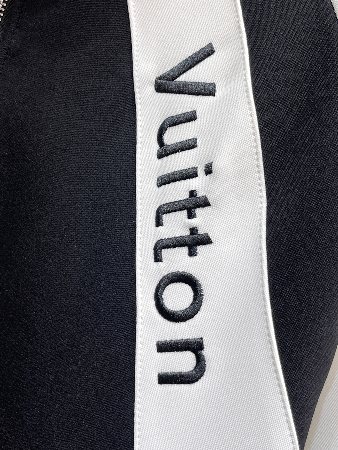 LV 2025全新爆款开衫套装 原单狠货🇭🇰倾注顶级设计师的精心之作 就为一个贴合、完美的上身效果 全天