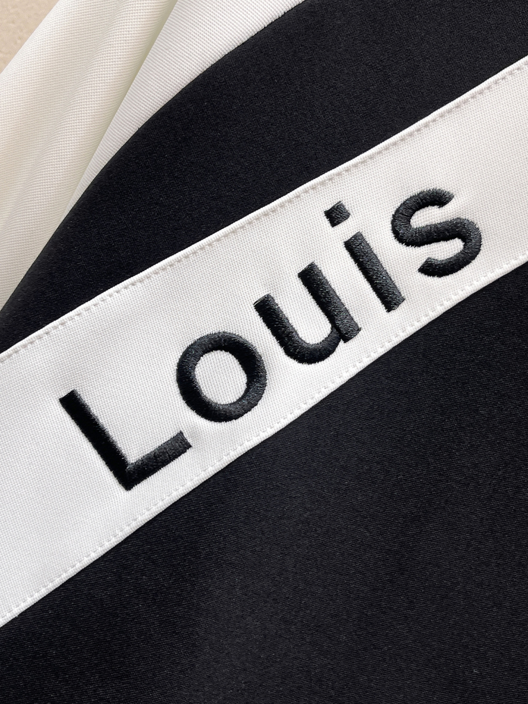 LV 2025全新爆款开衫套装 原单狠货🇭🇰倾注顶级设计师的精心之作 就为一个贴合、完美的上身效果 全天