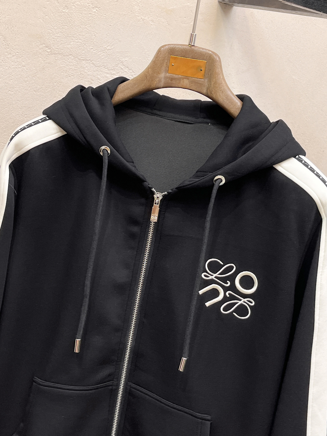 罗意威 2025全新爆款开衫套装 原单狠货🇭🇰倾注顶级设计师的精心之作 就为一个贴合、完美的上身效果 全