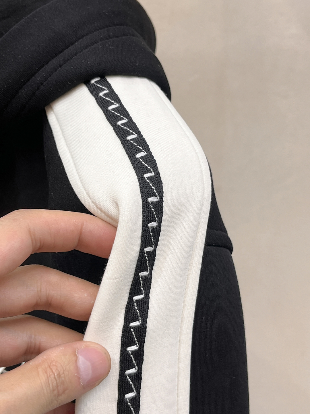 罗意威 2025全新爆款开衫套装 原单狠货🇭🇰倾注顶级设计师的精心之作 就为一个贴合、完美的上身效果 全