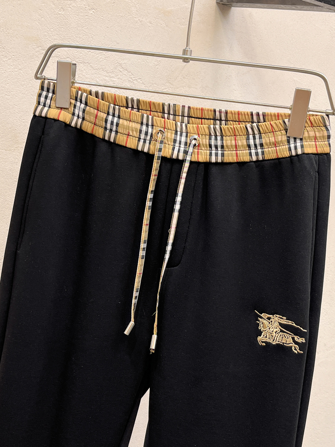 巴宝莉 2025全新爆款开衫套装 原单狠货🇭🇰倾注顶级设计师的精心之作 就为一个贴合、完美的上身效果 全