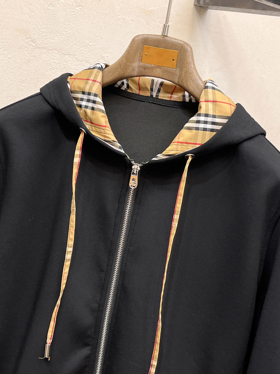 巴宝莉 2025全新爆款开衫套装 原单狠货🇭🇰倾注顶级设计师的精心之作 就为一个贴合、完美的上身效果 全