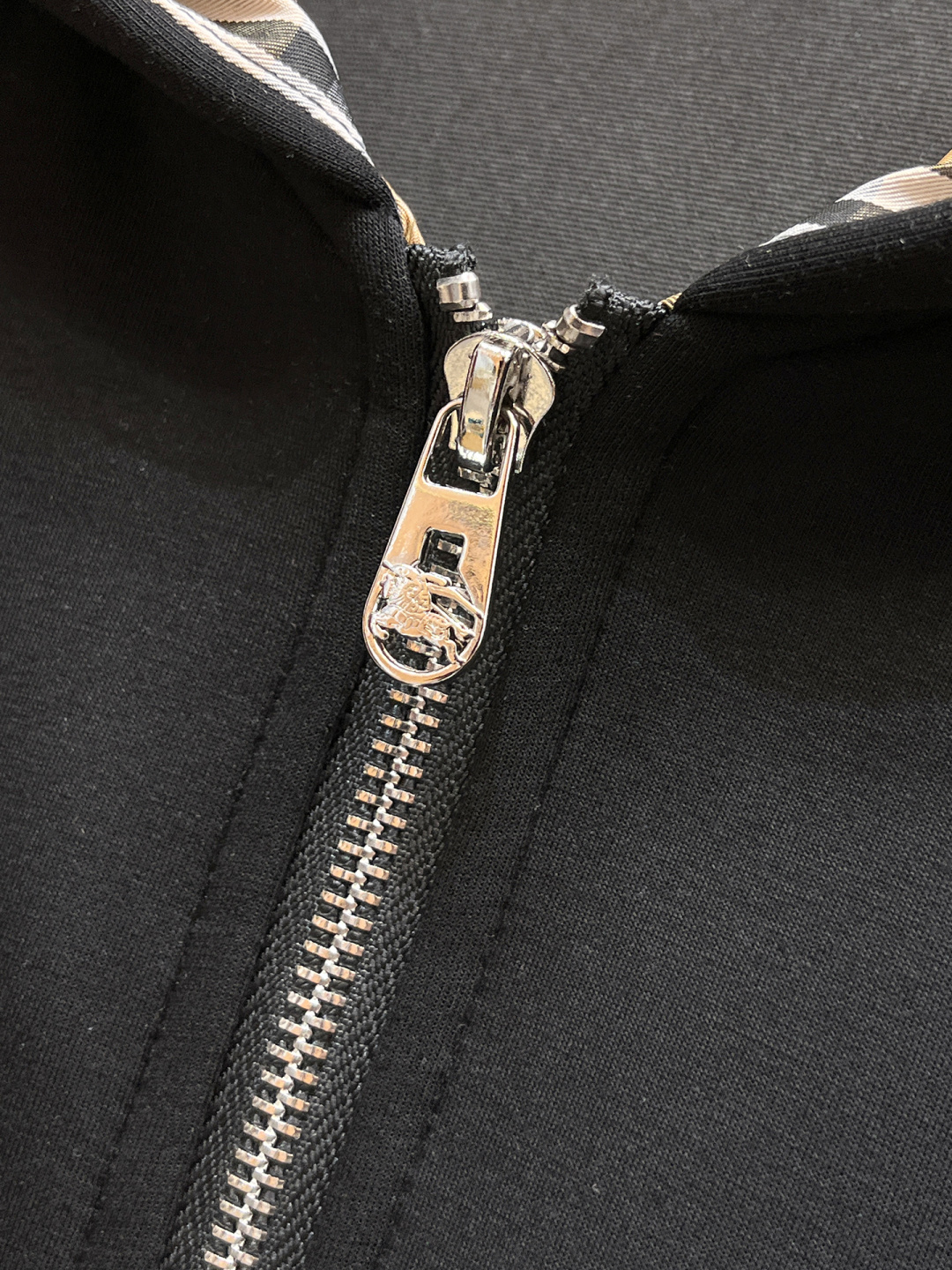 巴宝莉 2025全新爆款开衫套装 原单狠货🇭🇰倾注顶级设计师的精心之作 就为一个贴合、完美的上身效果 全