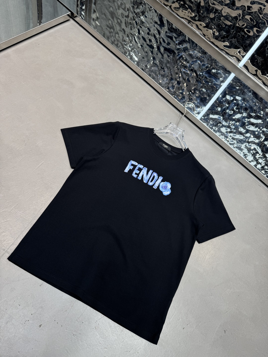 ☄️☄️☄️芬迪2026春夏短袖舒弹冰感棉新款短袖T版型：常规修身版型面料优点：舒适 微弹 冰感 挺拔 