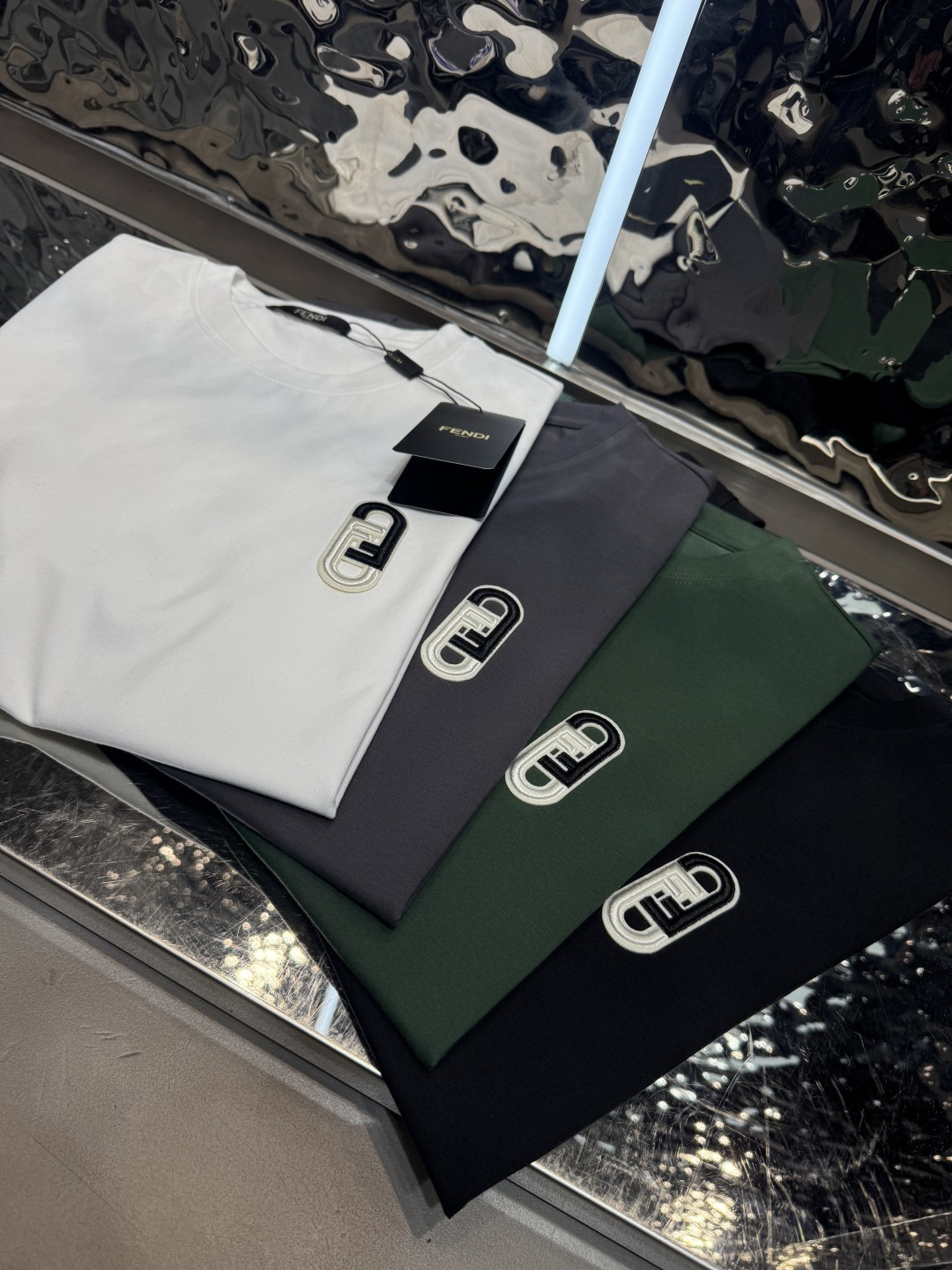 NO:849055,FENDI 2026 spring and summer short-sleeved, comfortable elastic ice-feel cotton new short-sleeved T version, regular slim fit, fabric advantages, comfortable, slightly elastic, ice-feel, tall and straight, does not shrink  Size M-4xl (only 4XL is available in black, white, gray and light blue) (recommended size fits M size within 125 jins, L size 140 jins, XL size 155 jins, 2XL size 170 jins, 3XL size 185 jins, 4XL size 200 jins),,fendi,T-shirt,19860909FENDI 2026春夏短袖 舒弹冰感棉新款短袖T 版型常规修身版型 面料优点舒适 微弹 冰感 挺拔 不缩水 码数M-4xl（只有黑白灰宝兰浅兰有4XL）（码数推荐合身型M码125斤内,L码140斤,XL码155斤,2XL码170斤,3XL码185斤,4XL码200斤）,,fendi,T-shirt,,Men's clothing