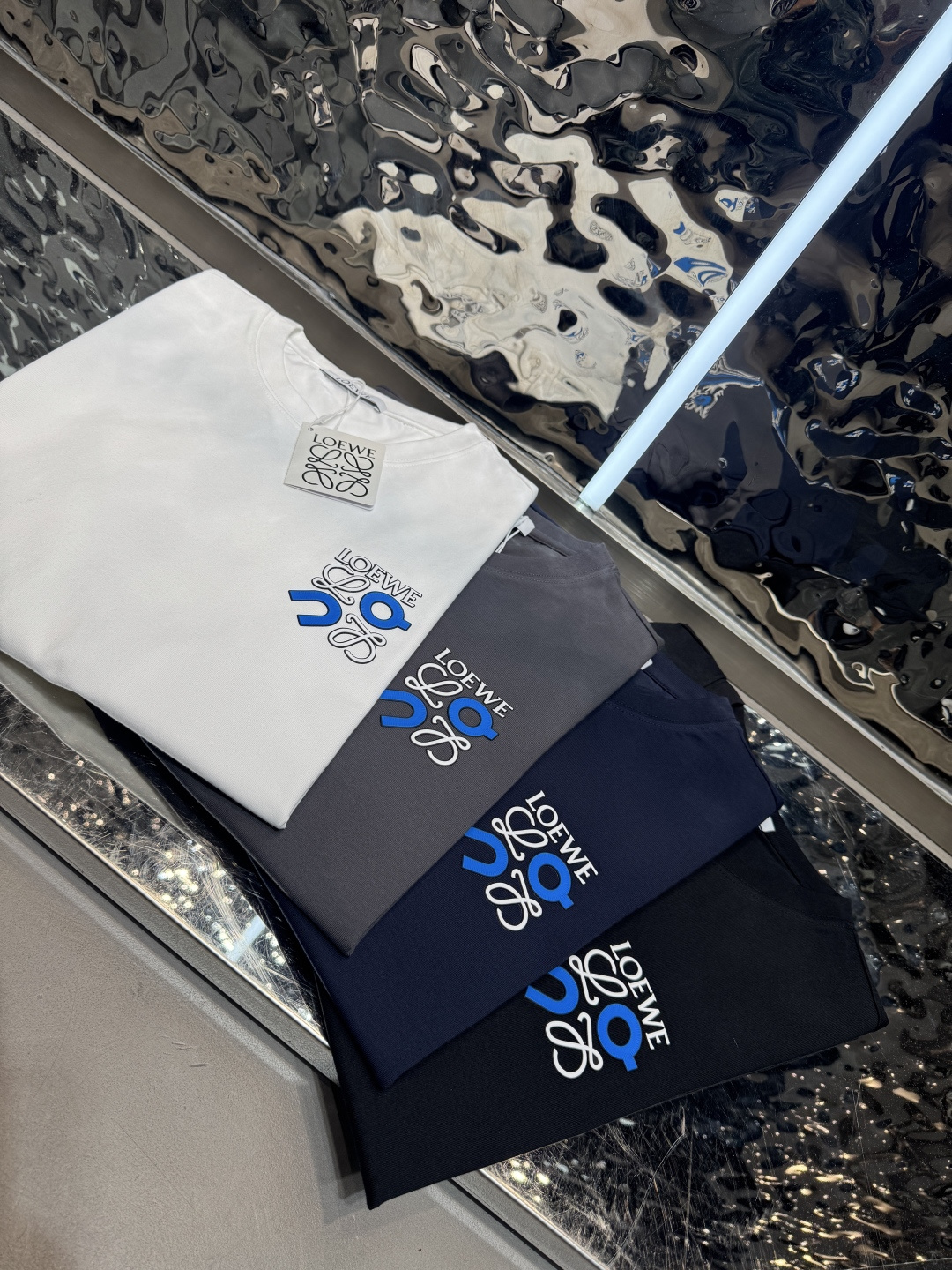 NO:849061,LOEWE 2026 spring and summer short-sleeved, comfortable elastic ice-feel cotton new short-sleeved T version, regular slim fit, fabric advantages, comfortable, slightly elastic, ice-feel, tall and straight, does not shrink  Size M-4xl (only black, white, gray, orchid and light blue are available in 4XL) (recommended size fits M size within 125 jins, L size 140 jins, XL size 155 jins, 2XL size 170 jins, 3XL size 185 jins, 4XL size 200 jins),,loewe,T-shirt,19860909LOEWE 2026春夏短袖 舒弹冰感棉新款短袖T 版型常规修身版型 面料优点舒适 微弹 冰感 挺拔 不缩水 码数M-4xl（只有黑白灰宝兰浅兰有4XL）（码数推荐合身型M码125斤内,L码140斤,XL码155斤,2XL码170斤,3XL码185斤,4XL码200斤）,,loewe,T-shirt,,Men's clothing