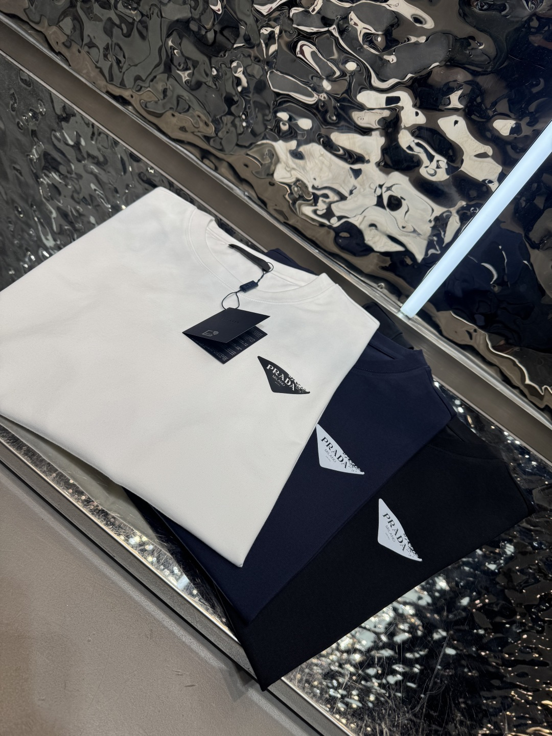 NO:849067,Prada 2026 spring and summer short-sleeved, comfortable elastic ice-feel cotton new short-sleeved T version, regular slim fit, fabric advantages, comfortable, slightly elastic, ice-feel, tall and straight, does not shrink  Size M-4xl (only 4XL is available in black, white, gray and light blue) (recommended size fits M size within 125 catties, L size within 140 catties, XL size 155 catties, 2XL size 170 catties, 3XL size 185 catties, 4XL size 200 catties),, prada, T-shirt,19860909Prada 2026春夏短袖 舒弹冰感棉新款短袖T 版型常规修身版型 面料优点舒适 微弹 冰感 挺拔 不缩水 码数M-4xl（只有黑白灰宝兰浅兰有4XL）（码数推荐合身型M码125斤内,L码140斤,XL码155斤,2XL码170斤,3XL码185斤,4XL码200斤）,,prada,T-shirt,,Men's clothing