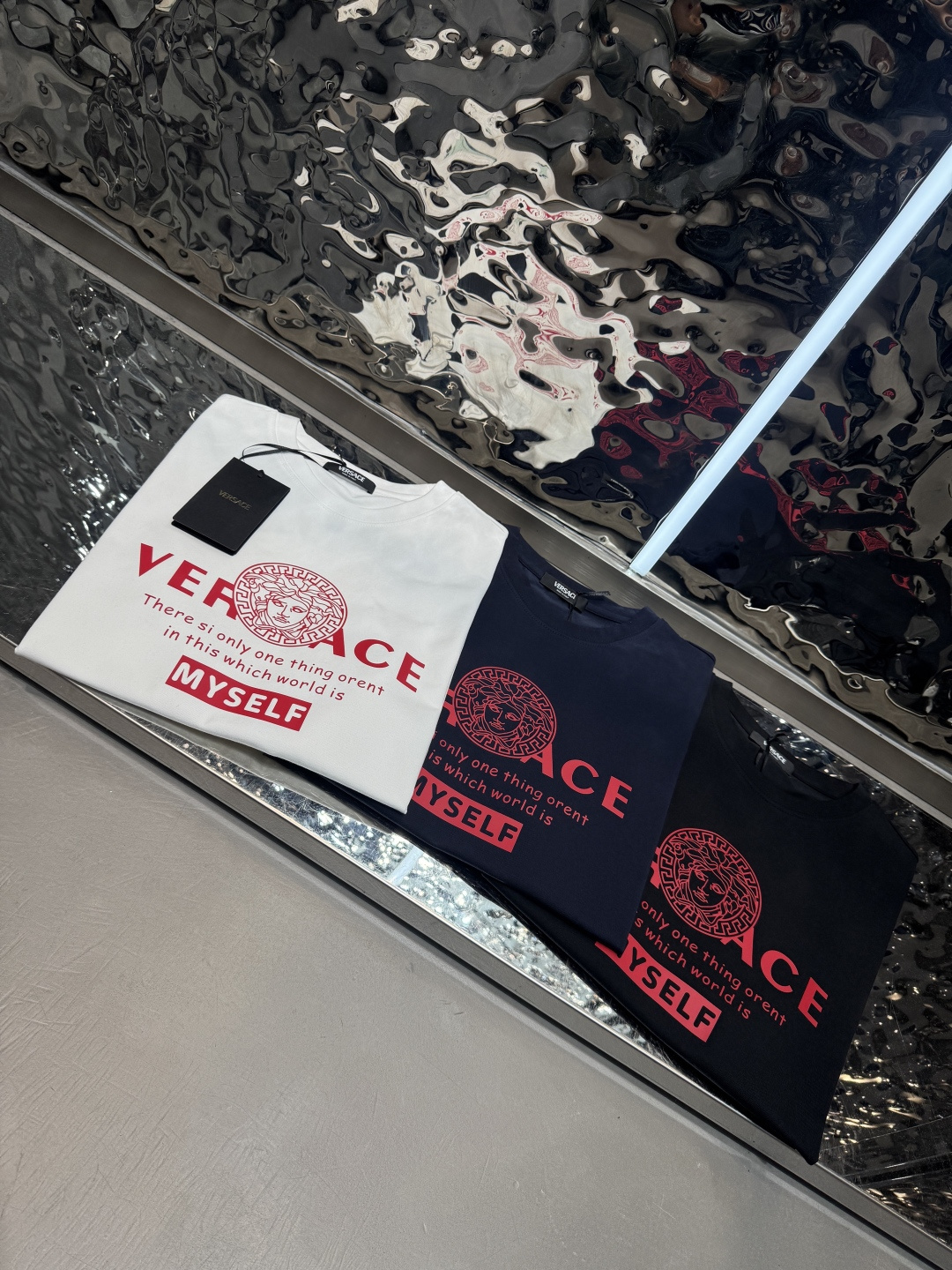 NO:849074,Versace 2026 spring and summer short-sleeved, comfortable elastic ice-feel cotton new short-sleeved T version, regular slim fit, fabric advantages, comfortable, slightly elastic, ice-feel, tall and straight, does not shrink  Size M-4xl (only black, white, gray, orchid and light blue are available in 4XL) (the recommended size is M size within 125 catties, L size within 140 catties, XL size 155 catties, 2XL size 170 catties, 3XL size 185 catties, 4XL size 200 catties),,versace,T-shirt,19860909Versace 2026春夏短袖 舒弹冰感棉新款短袖T 版型常规修身版型 面料优点舒适 微弹 冰感 挺拔 不缩水 码数M-4xl（只有黑白灰宝兰浅兰有4XL）（码数推荐合身型M码125斤内,L码140斤,XL码155斤,2XL码170斤,3XL码185斤,4XL码200斤）,,versace,T-shirt,,Men's clothing