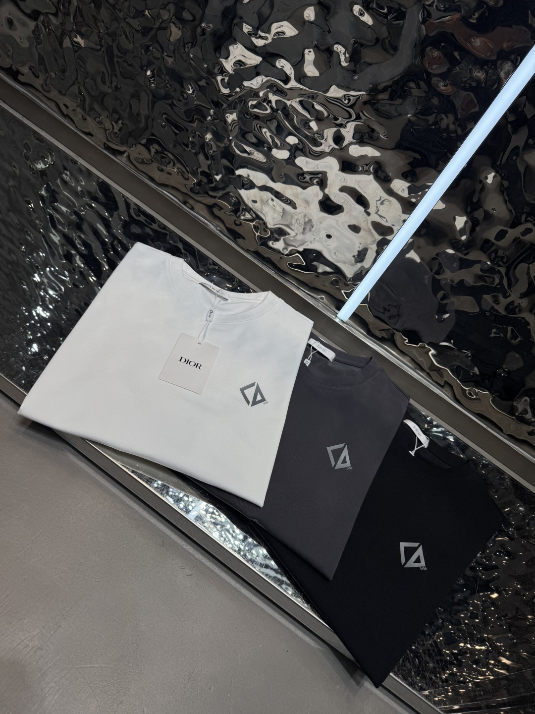 NO:849083,Dior 2026 spring and summer short-sleeved, comfortable elastic ice-feel cotton new short-sleeved T version, regular slim fit, fabric advantages, comfortable, slightly elastic, ice-feel, tall and straight, does not shrink  Size M-4xl (only black, white, gray, orchid and light blue are available in 4XL) (recommended size fits M size within 125 jins, L size 140 jins, XL size 155 jins, 2XL size 170 jins, 3XL size 185 jins, 4XL size 200 jins),, dior, T-shirt,19860909Dior 2026春夏短袖 舒弹冰感棉新款短袖T 版型常规修身版型 面料优点舒适 微弹 冰感 挺拔 不缩水 码数M-4xl（只有黑白灰宝兰浅兰有4XL）（码数推荐合身型M码125斤内,L码140斤,XL码155斤,2XL码170斤,3XL码185斤,4XL码200斤）,,dior,T-shirt,,Men's clothing