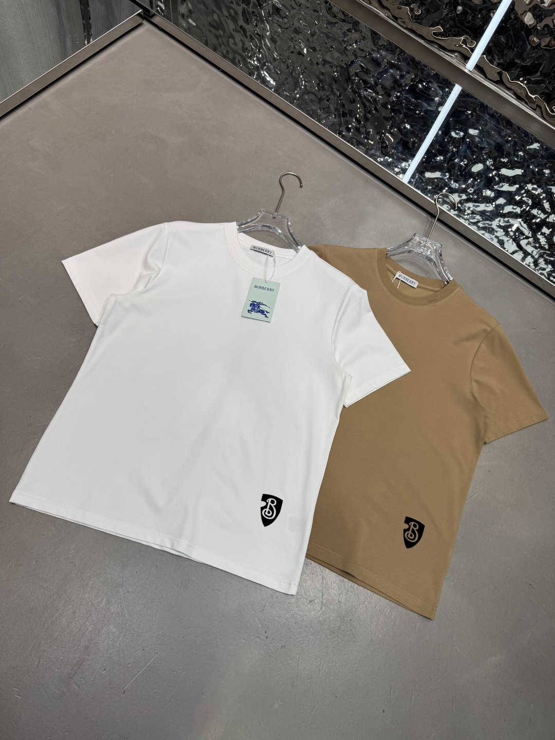 NO:849068,Burberry 2026 spring and summer short-sleeved, comfortable elastic ice-feel cotton new short-sleeved T version, regular slim fit, fabric advantages, comfortable, slightly elastic, ice-feel, tall and straight, does not shrink  Size M-4xl (only black, white, gray, orchid and light blue are available in 4XL) (recommended size fits M size within 125 jins, L size 140 jins, XL size 155 jins, 2XL size 170 jins, 3XL size 185 jins, 4XL size 200 jins),, burberry, T-shirt,19860909Burberry 2026春夏短袖 舒弹冰感棉新款短袖T 版型常规修身版型 面料优点舒适 微弹 冰感 挺拔 不缩水 码数M-4xl（只有黑白灰宝兰浅兰有4XL）（码数推荐合身型M码125斤内,L码140斤,XL码155斤,2XL码170斤,3XL码185斤,4XL码200斤）,,burberry,T-shirt,,Men's clothing