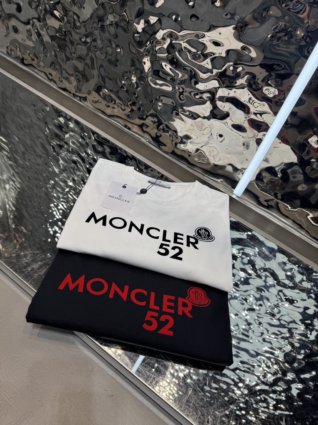 NO:849056,Moncler 2026 spring and summer short-sleeved, comfortable elastic ice-feel cotton new short-sleeved T version, regular slim fit, fabric advantages, comfortable, slightly elastic, ice-feel, tall and straight, does not shrink  Size M-4xl (only black, white, gray, orchid and light blue are available in 4XL) (the recommended size is within 125 catties for M size, 140 catties for L size, 155 catties for XL size, 170 catties for 2XL size, 185 catties for 3XL size, and 200 catties for 4XL size),, T-shirt,19860909Moncler 2026春夏短袖 舒弹冰感棉新款短袖T 版型常规修身版型 面料优点舒适 微弹 冰感 挺拔 不缩水 码数M-4xl（只有黑白灰宝兰浅兰有4XL）（码数推荐合身型M码125斤内,L码140斤,XL码155斤,2XL码170斤,3XL码185斤,4XL码200斤）,,T-shirt,,Men's clothing