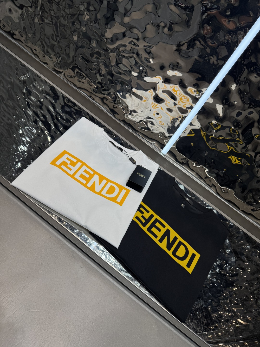 NO:849062,FENDI 2026 spring and summer short-sleeved, comfortable elastic ice-feel cotton new short-sleeved T version, regular slim fit, fabric advantages, comfortable, slightly elastic, ice-feel, tall and straight, does not shrink  Size M-4xl (only 4XL is available in black, white, gray and light blue) (recommended size fits M size within 125 jins, L size 140 jins, XL size 155 jins, 2XL size 170 jins, 3XL size 185 jins, 4XL size 200 jins),,fendi,T-shirt,19860909FENDI 2026春夏短袖 舒弹冰感棉新款短袖T 版型常规修身版型 面料优点舒适 微弹 冰感 挺拔 不缩水 码数M-4xl（只有黑白灰宝兰浅兰有4XL）（码数推荐合身型M码125斤内,L码140斤,XL码155斤,2XL码170斤,3XL码185斤,4XL码200斤）,,fendi,T-shirt,,Men's clothing