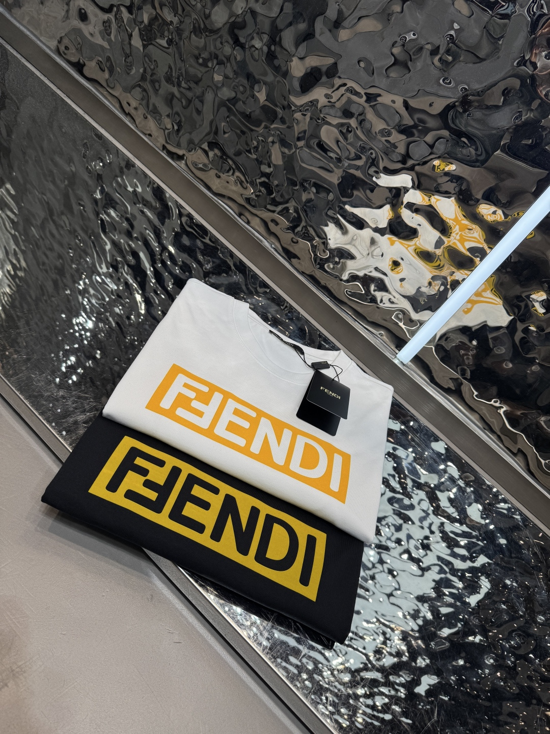 P90 Fendi 2026春夏短袖 舒弹冰感棉新款短袖T 版型：常规修身版型 面料优点：舒适 微弹 冰感 挺拔 不缩水 码数：M-XXXL 码数推荐：合身型M码125斤内，L码140斤，XL码160斤，2XL码180斤，3XL码200 …