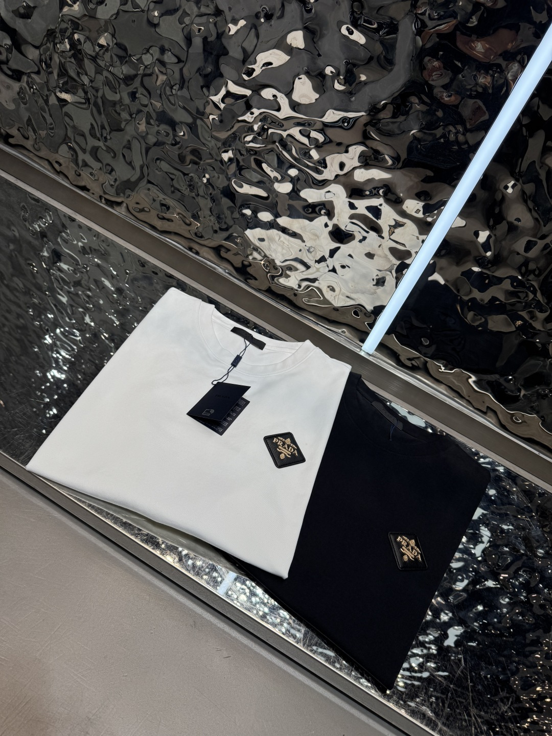 NO:849070,Prada 2026 spring and summer short-sleeved, comfortable elastic ice-feel cotton new short-sleeved T version, regular slim fit, fabric advantages, comfortable, slightly elastic, ice-feel, tall and straight, does not shrink  Size M-4xl (only 4XL is available in black, white, gray and light blue) (recommended size fits M size within 125 catties, L size within 140 catties, XL size 155 catties, 2XL size 170 catties, 3XL size 185 catties, 4XL size 200 catties),, prada, T-shirt,19860909Prada 2026春夏短袖 舒弹冰感棉新款短袖T 版型常规修身版型 面料优点舒适 微弹 冰感 挺拔 不缩水 码数M-4xl（只有黑白灰宝兰浅兰有4XL）（码数推荐合身型M码125斤内,L码140斤,XL码155斤,2XL码170斤,3XL码185斤,4XL码200斤）,,prada,T-shirt,,Men's clothing