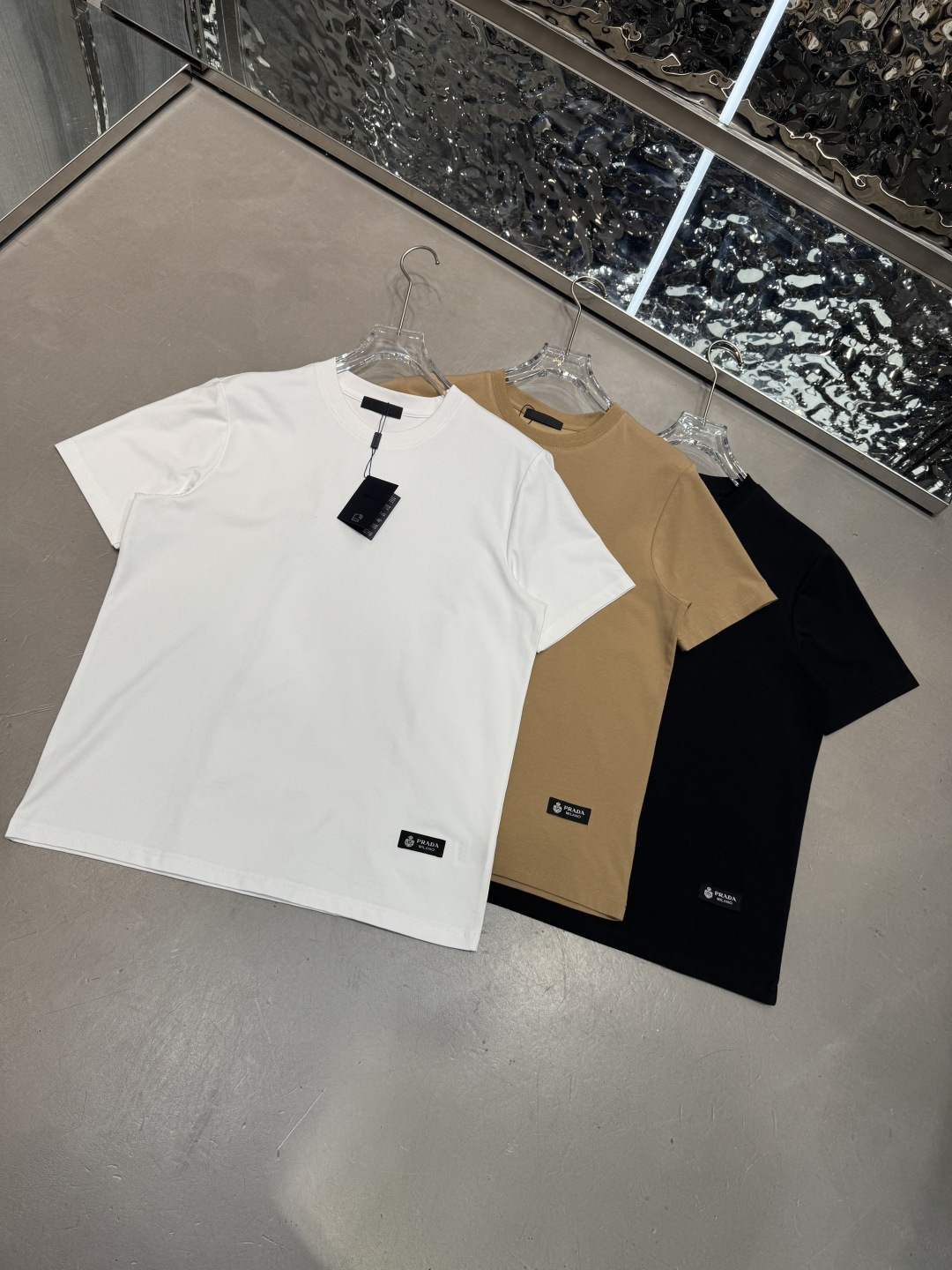 NO:849065,Prada 2026 spring and summer short-sleeved, comfortable elastic ice-feel cotton new short-sleeved T version, regular slim fit, fabric advantages, comfortable, slightly elastic, ice-feel, tall and straight, does not shrink  Size M-4xl (only 4XL is available in black, white, gray and light blue) (recommended size fits M size within 125 catties, L size within 140 catties, XL size 155 catties, 2XL size 170 catties, 3XL size 185 catties, 4XL size 200 catties),, prada, T-shirt,19860909Prada 2026春夏短袖 舒弹冰感棉新款短袖T 版型常规修身版型 面料优点舒适 微弹 冰感 挺拔 不缩水 码数M-4xl（只有黑白灰宝兰浅兰有4XL）（码数推荐合身型M码125斤内,L码140斤,XL码155斤,2XL码170斤,3XL码185斤,4XL码200斤）,,prada,T-shirt,,Men's clothing