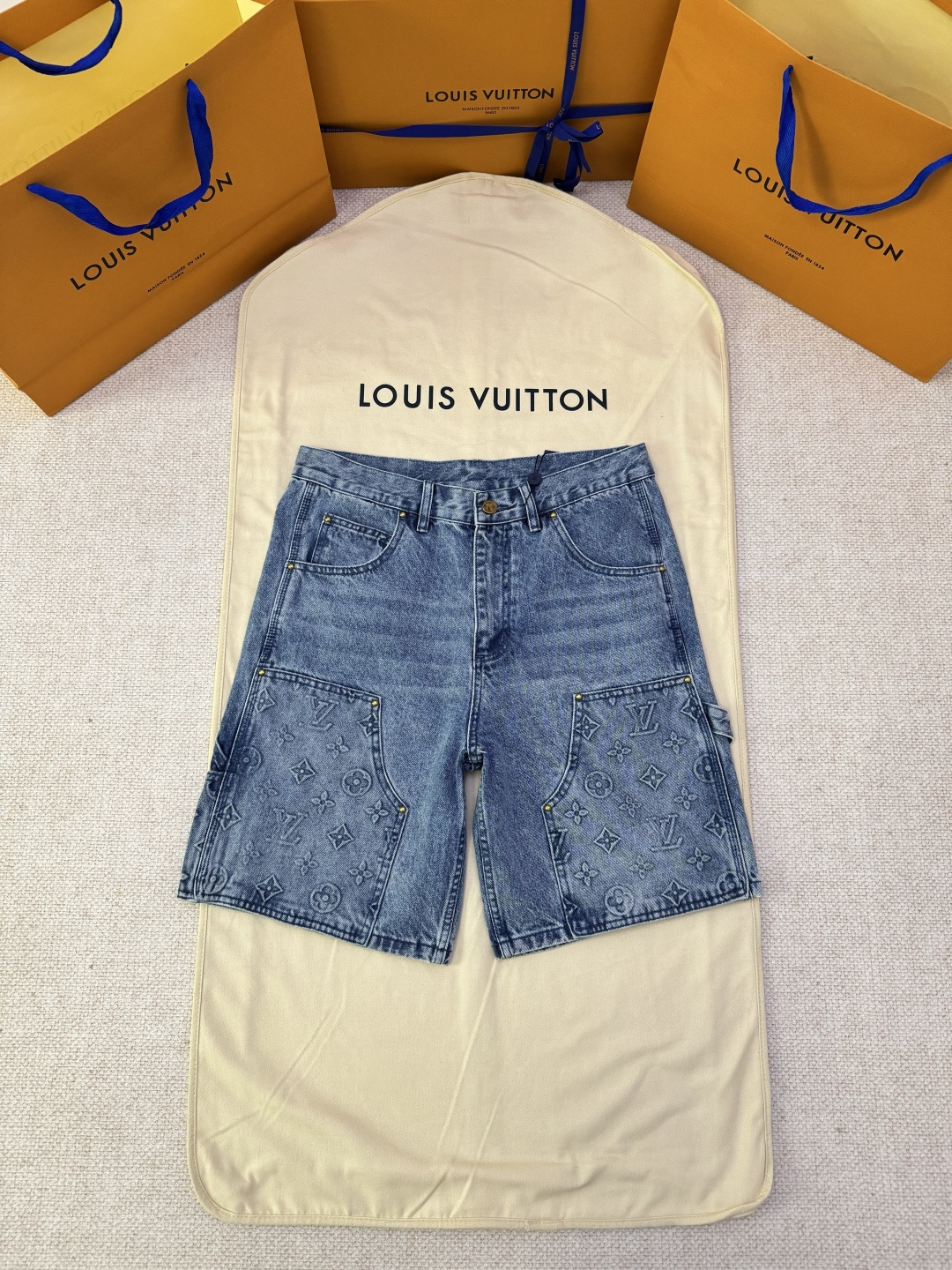 P200 Pantalones cortos vaqueros exclusivos de desarrollo original LOUIS VUITTON con estampado en relieve Monogram (mism…