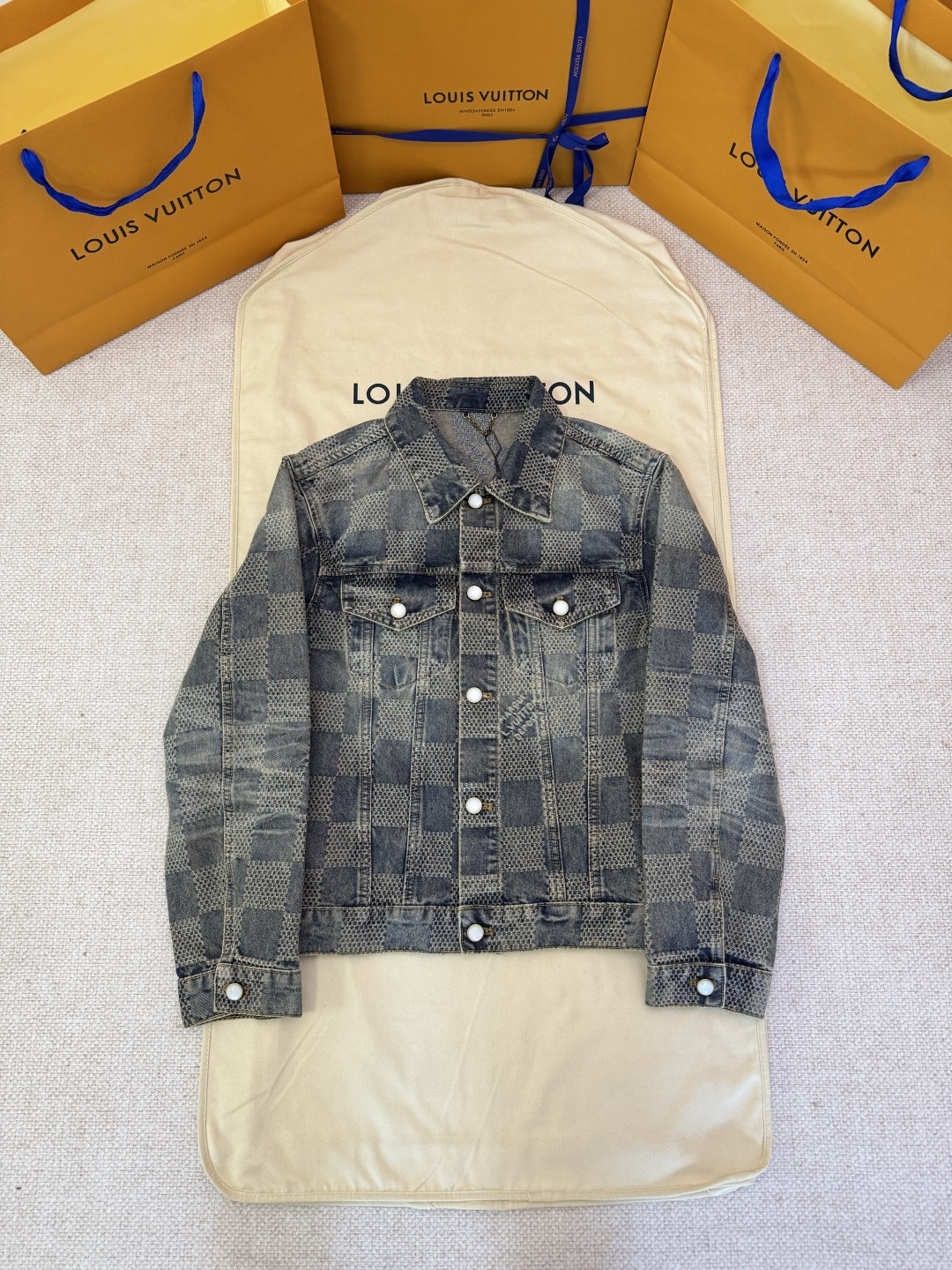 P265 Exclusivo desarrollo original LOUIS VUITTON Chaqueta vaquera con cuello y estampado jacquard de tablero de ajedrez…