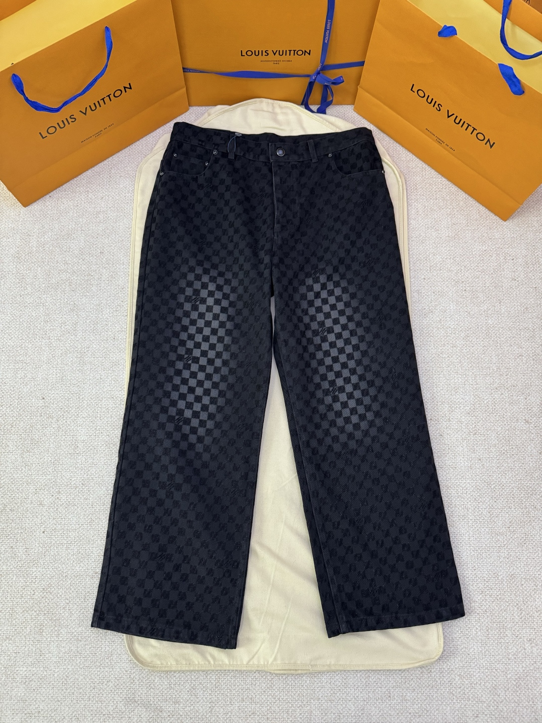 P255 Desarrollo exclusivo original LOUIS VUITTON Pantalones vaqueros de cuadros de degradado con efecto flocado. Descri…