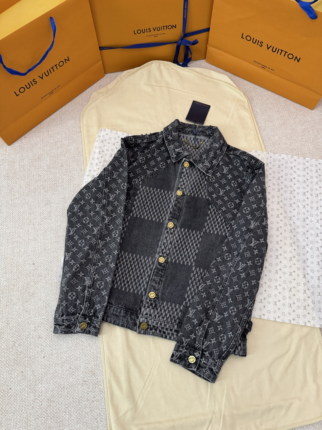 NO:774992,Exclusive original development of LOUIS VUITTON Nigo presbyopic checkerboard denim jacket  Process description: Made of high-quality denim fabric, it has been treated with a special washing process, giving it a unique aged effect and soft touch. The classic Monogram and Damier checkerboard patterns are carefully printed on the fabric, and the precise color registration process ensures that the pattern is clear and three-dimensional. The jacket adopts the traditional denim jacket style, and is three-dimensionally cut to ensure comfortable and stylish wear. Exquisite metal buttons and YKK zippers can be seen in the details, all of which are  It is engraved with the LV brand logo. The lining is made of soft cotton fabric, and the edges are hemmed. The shoulders and elbows are reinforced with stitching to improve durability. All stitches are made of high-strength wire, and the lines are neat and even, reflecting exquisite production craftsmanship. The collar, cuffs and hem use special hemming technology to ensure that they will not deform after long-term wear. The overall design retains the classic elements of the denim jacket, but also incorporates LV's iconic luxury details.  Color black Size S/M/L/XL,Louis Vuitton-clothing,louis vuitton,louis vuitton,louis vuitton,jackets & coats,jackets & coats,19860909独家原版开发LOUIS VUITTONNigo老花棋盘格牛仔外套 工艺说明采用优质丹宁面料制成,经过特殊水洗工艺处理,呈现出独特的做旧效果和柔软触感.面料上精心印制了经典Monogram老花与Damier棋盘格图案,通过精准的套色工艺确保图案清晰立体.外套采用传统牛仔夹克版型,经过立体剪裁确保穿着舒适有型.细节处可见精致的金属纽扣和YKK拉链,均刻有LV品牌标识.内衬选用柔软棉质面料,边缘处采用包边工艺处理.肩部与肘部采用加固缝制工艺,提升耐用性.所有缝线均采用高强线材,走线工整均匀,体现出精湛的制作工艺.领口、袖口和下摆采用特殊锁边技术,确保长期穿着不变形.整体设计既保留了牛仔外套的经典元素,又融入了LV标志性的奢华细节. 颜色黑色 尺码S/M/L/XL,路易威登-服装,louis vuitton,louis vuitton,louis vuitton,jackets & coats,jackets & coats,,Women's clothing