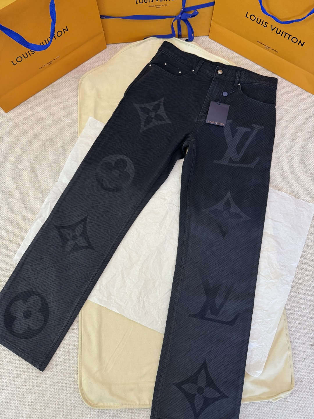 NO:774988,Exclusive original development of LOUIS VUITTON light and dark gradient jacquard denim trousers. Process description: Made with exquisite craftsmanship, Monogram shows a gradient effect on diagonal Epi jacquard fabric.  Macro printing, showing the brand's excellent dyeing skills. The pants are cut in a standard fit, continuing the classic five-pocket jeans design. The specially designed coin bag is decorated with Monogram floral rivet details, and the Damier nubuck leather label is embellished on the back waist, highlighting the brand's iconic elements. The denim-style button front continues the traditional craftsmanship.  The overall shape not only retains the casual characteristics of jeans, but also incorporates Louis Vuitton's unique luxury genes. The perfect combination of gradient printing technology and Epi jacquard fabric creates a rich visual effect, and every detail reflects the brand's ultimate pursuit of quality. This single product can be paired with jackets from the same series to create an overall look that is elegant yet individual.  Color Black Size 30/32/34/36,Louis Vuitton-clothing,louis vuitton,louis vuitton,jeans,jackets & coats,19860909独家原版开发LOUIS VUITTON明暗渐变提花牛仔长裤 工艺说明采用精湛工艺打造,在斜向Epi提花面料上呈现渐变效果的Monogram Macro印花,展现品牌卓越的染色技艺.裤身采用标准版型剪裁,延续经典五袋牛仔裤设计.特别设计的零钱袋饰以Monogram花卉铆钉细节,后腰处点缀Damier正绒面革标签,彰显品牌标志性元素.牛仔风格纽扣前襟延续传统工艺,整体造型既保留牛仔裤的休闲特质,又融入路易威登独特的奢华基因.渐变印花工艺与Epi提花面料的完美结合,创造出层次丰富的视觉效果,每处细节都体现品牌对品质的极致追求.这款单品可与同系列夹克搭配,打造优雅又不失个性的整体造型. 颜色黑色 尺码30/32/34/36,路易威登-服装,louis vuitton,louis vuitton,jeans,jackets & coats,,Women's clothing