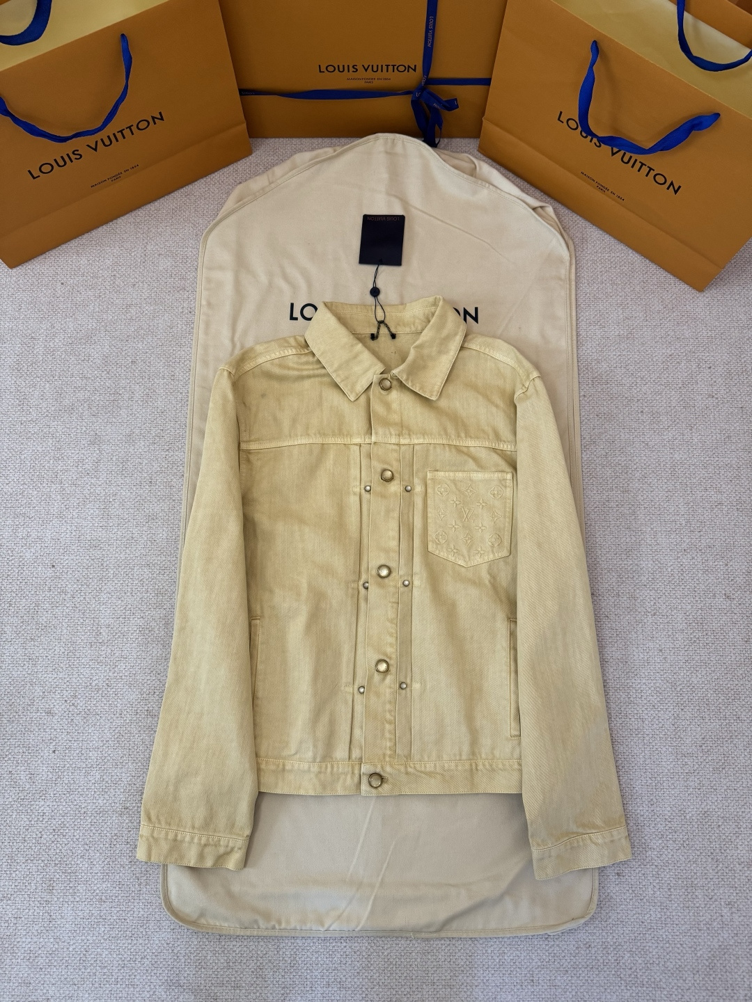 P255 Chaqueta vaquera exclusiva de desarrollo original LOUIS VUITTON con bolsillo bordado y botones de perla 100% algod…