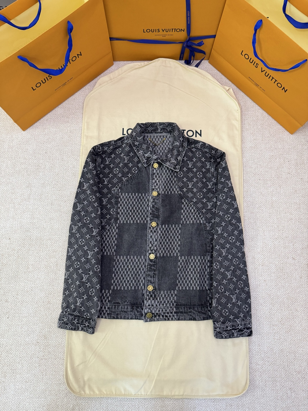 P265 Chaqueta vaquera exclusiva de desarrollo original LOUIS VUITTON✖️Nigo con estampado Monogram y tablero de ajedrez …