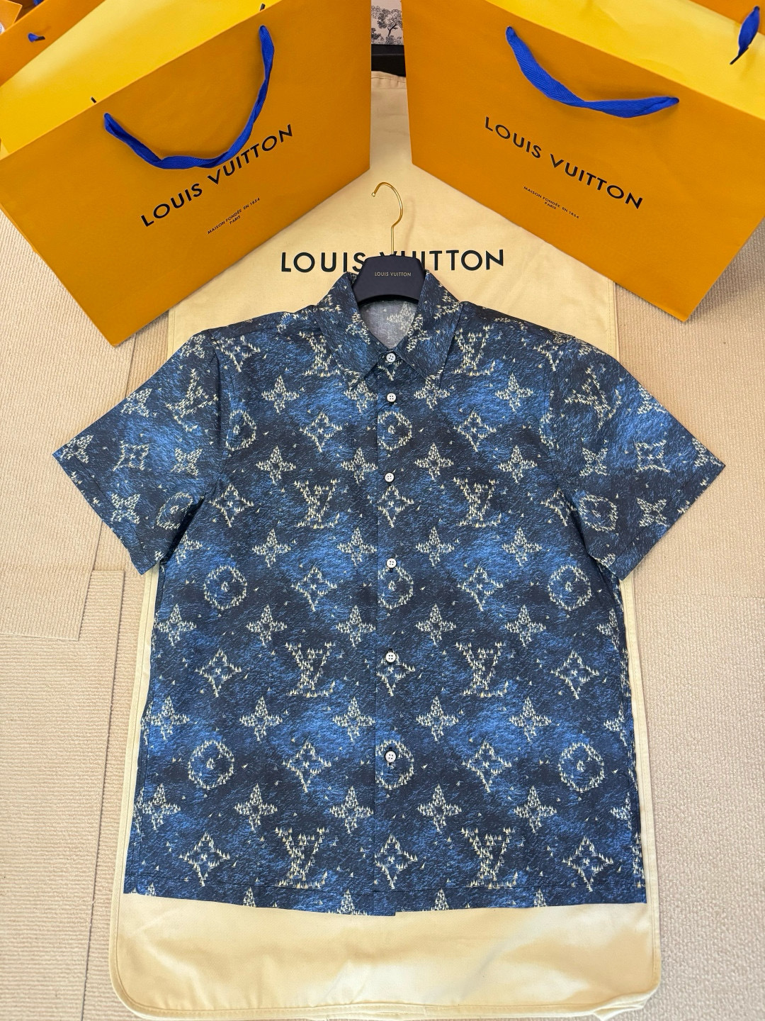 P290 Desarrollo original exclusivo LOUIS VUITTON Camisa de Manga Corta con Estampado de Veleros Descripción de la técni…