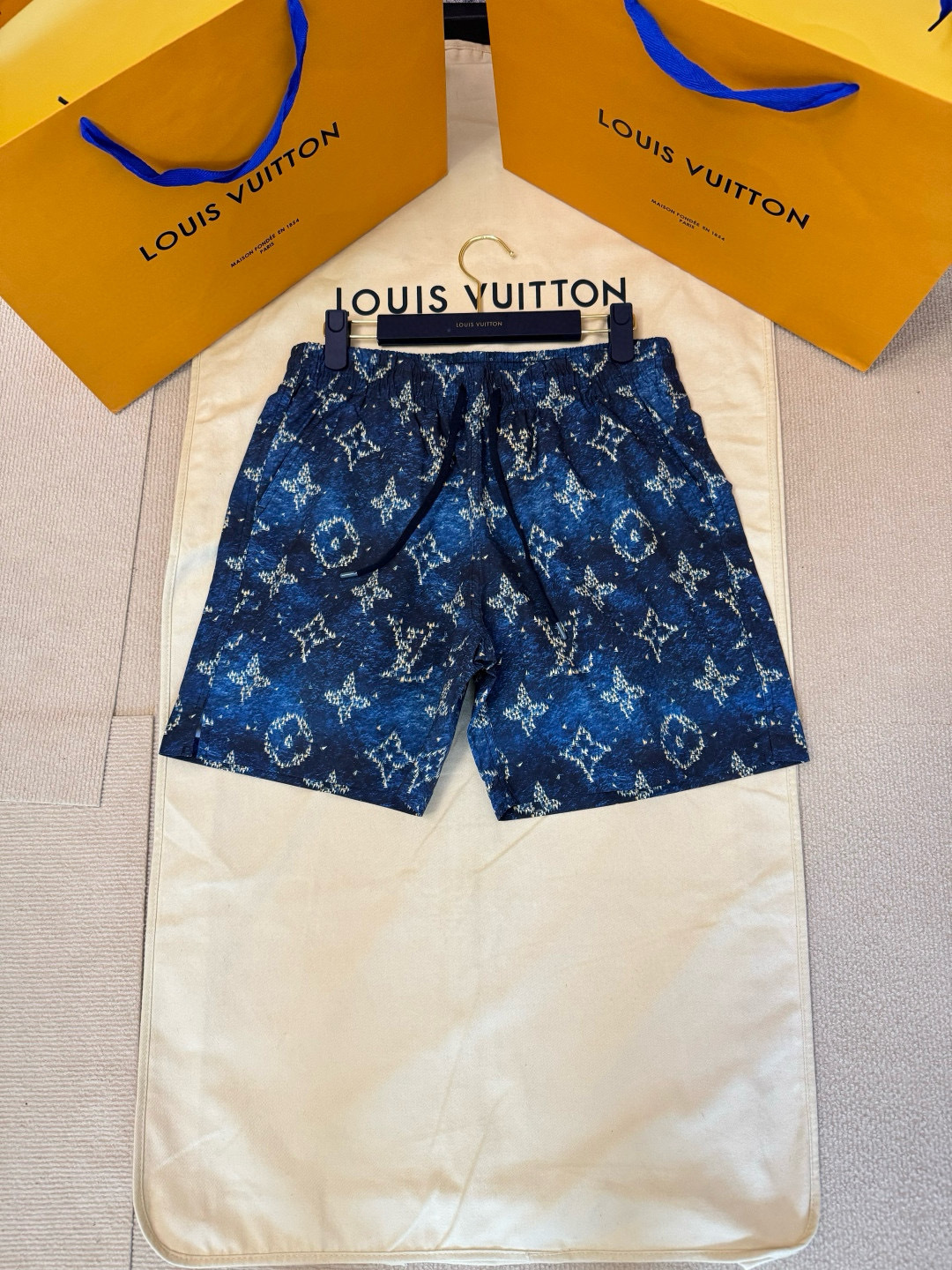 P290 Exclusivo desarrollo original de LOUIS VUITTON pantalones cortos de playa con estampado de velero. Descripción del…