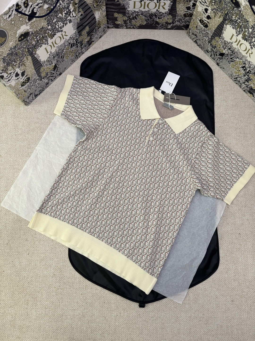 NO:676697,Exclusive original development of DIOR all-over printed presbyopia knitted POLO shirt. Process description: Cotton, carefully made of white, blue and brown cotton jacquard fabrics, straight cut, decorated with Dior engraved  The iconic mother-of-pearl buttons, button closures and rib details are more refined. They can be matched with various styles to highlight individuality. In terms of craftsmanship, the POLO shirt uses a three-color sesame base jacquard craft, which is produced by an imported 14-needle jacquard machine to ensure the three-dimensional and clear pattern. The collar and placket are made of plain weave with a cannon frame weave, which enhances the durability and comfort of the clothing. It can be matched with various styles to highlight individuality. Color Gray  Size S/M/L/XL, Dior-clothing, dior, dior,19860909独家原版开发DIOR满印老花针织POLO衫 工艺说明 棉,采用白色、蓝色和棕色棉质提花面料精心制作,直筒剪裁,饰以镌刻有 Dior 标志的珍珠母贝纽扣,纽扣开合和罗纹细节更加精致.可与各式造型搭配,彰显个性.在工艺上,POLO衫运用了三色芝麻底提花工艺,通过进口14针提花机制作,保证了图案的立体和清晰,衣领及门襟净色处采用坎拉架平纹织法,增强了衣物的耐用性和舒适度,可与各式造型搭配,彰显个性. 颜色灰色 尺码S/M/L/XL,迪奥-服装,dior,dior,,Women's clothing