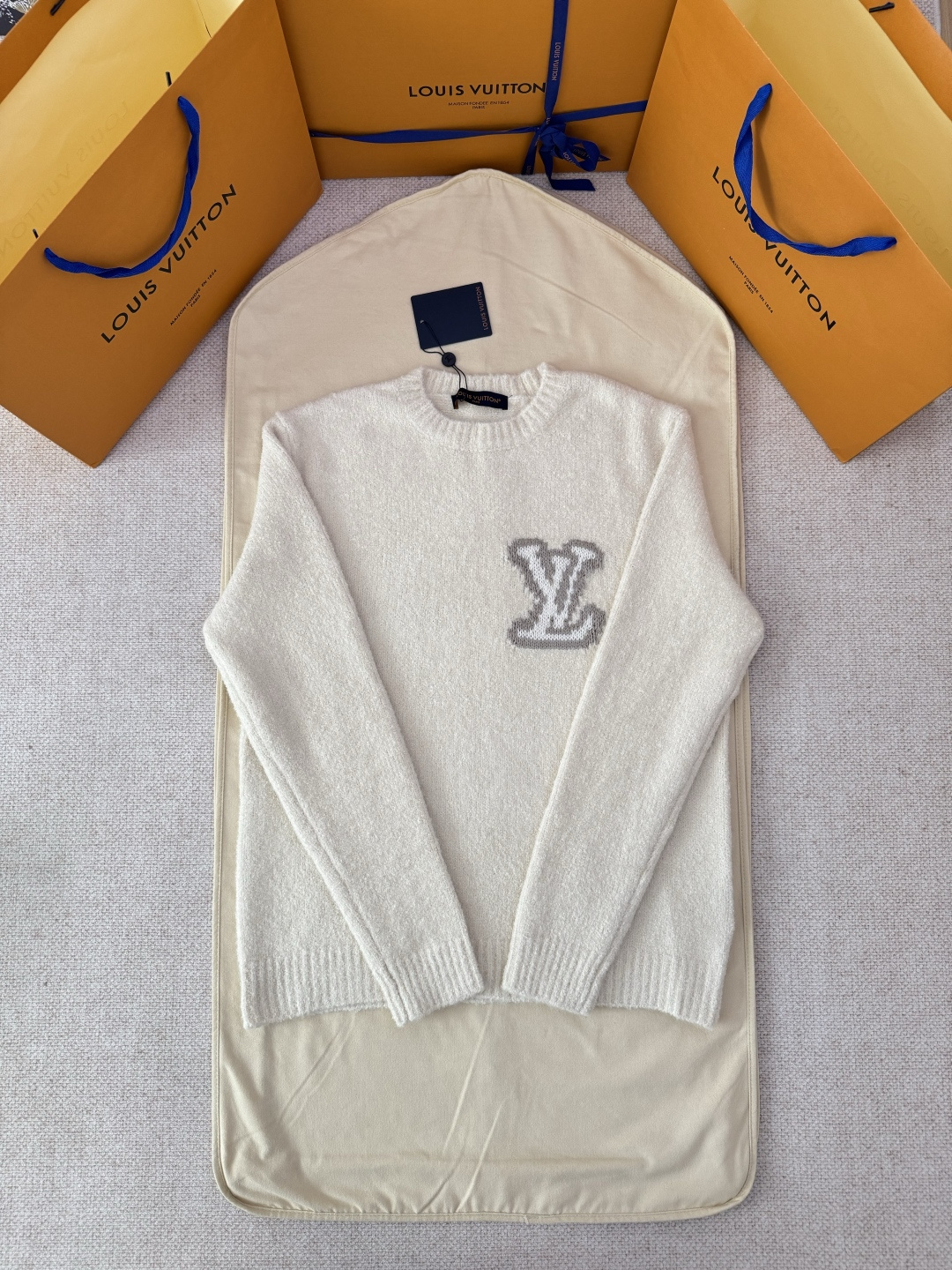 P210 独家原版开发LOUIS VUITTON字母嵌花针织毛衣 工艺说明：这款圆领衫采用优质绵羊毛混纺面料，厚实纱线织就柔软亲肤质感，穿着舒适无刺痒感。面料兼具保暖性与透气性，带来全天候舒适体验。胸前饰以经典LV字母嵌花图案，后身呈现镜…