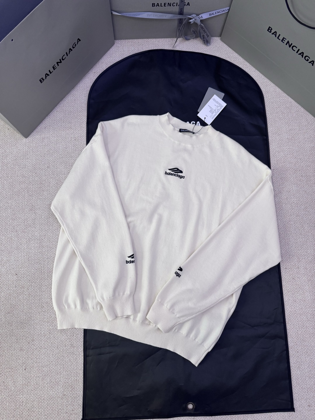 NO:638479,Exclusive original development of Balenciaga 3B embroidered logo wool sweater. Process description: Made of high-quality wool blended fabric, which has both warmth and comfort, as well as good elasticity and wear resistance. The decorative part is made of wool to enhance the overall texture. The classic round neck design is simple and versatile, and the long sleeves are tailored to fit the body shape to ensure free movement. The most prominent design highlight of the sweater is the carefully embroidered 3B sports on the front and sleeves.  icon art work, the embroidery is made of polyester fiber wire, the pattern is exquisite and three-dimensional, and it is durable. The overall craftsmanship is exquisite, which not only retains the functionality of sportswear, but also incorporates the exquisite details of high fashion, perfectly interpreting the brand's unique insights into fashion and art. Color Black Size S/M/L/XL, Balenciaga-Clothing, balenciaga, balenciaga, sweaters, alexander wang19860909独家原版开发Balenciaga 3B刺绣标识羊毛毛衣 工艺说明采用优质羊毛混纺面料,兼具保暖性与舒适度,同时具备良好的弹性和耐磨性能.装饰部分选用羊毛材质,提升整体质感.经典的圆领设计简约百搭,长袖剪裁贴合身形,确保活动自如.毛衣最突出的设计亮点在于正面及衣袖处精心刺绣的3B sports icon艺术作品,该刺绣采用聚酯纤维线材制作,图案精致立体,经久耐穿.整体工艺考究,既保留了运动服饰的功能性,又融入了高级时装的精致细节,完美诠释了品牌对时尚与艺术的独到见解. 颜色黑色 尺码S/M/L/XL,巴黎世家-服装,balenciaga,balenciaga,sweaters,alexander wang,Women's clothing