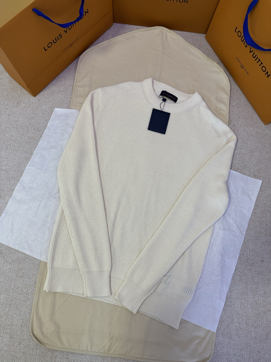 NO:637525,LOUIS VUITTON ribbed embroidered cashmere knit sweater  Process description: High-quality cashmere material is selected to bring an extremely soft and comfortable wearing experience. It is made with exquisite rib knitting technology to form a unique rich texture, which not only shows elegant style but also ensures comfortable texture. The standard version design is suitable for daily wear, and the rib processing runs through the collar, cuffs and hem to enhance the overall structure and durability. The left hem is decorated with exquisite LV logo embroidery  Embroidered, the brand elements are presented in casual strokes, adding a finishing touch to the simple design. The natural warmth and breathability of cashmere make it a suitable choice for all seasons, and the delicate knitting technology ensures that the clothes are not easily deformed. This crew neck shirt can be worn alone to show a simple style, or can be used as an inner layer to enhance the overall style, which perfectly illustrates Louis Vuitton's ultimate pursuit of quality and details.  Color white SizeS/M/L/XL,Louis Vuitton-clothing,louis vuitton,louis vuitton,louis vuitton,sweaters,alexander wang19860909LOUIS VUITTON罗纹刺绣羊绒针织毛衣 工艺说明精选优质山羊绒材质,带来极致柔软舒适的穿着体验.采用精湛的罗纹针织工艺打造,形成独特的丰盈肌理,既展现优雅格调又保证舒适质感.标准版型设计适合日常穿着,罗纹处理贯穿衣领、袖口及下摆,增强整体结构感与耐用性.左下摆点缀精致的LV标识刺绣,以闲适笔触呈现品牌元素,为简约设计增添点睛之笔.山羊绒天然的保暖性和透气性使其成为四季皆宜的选择,细腻的针织工艺确保衣物不易变形.这款圆领衫既能单穿展现简约风格,也可作为内搭提升整体造型层次感,完美诠释了路易威登对品质与细节的极致追求. 颜色白色 SizeS/M/L/XL,路易威登-服装,louis vuitton,louis vuitton,louis vuitton,sweaters,alexander wang,Women's clothing