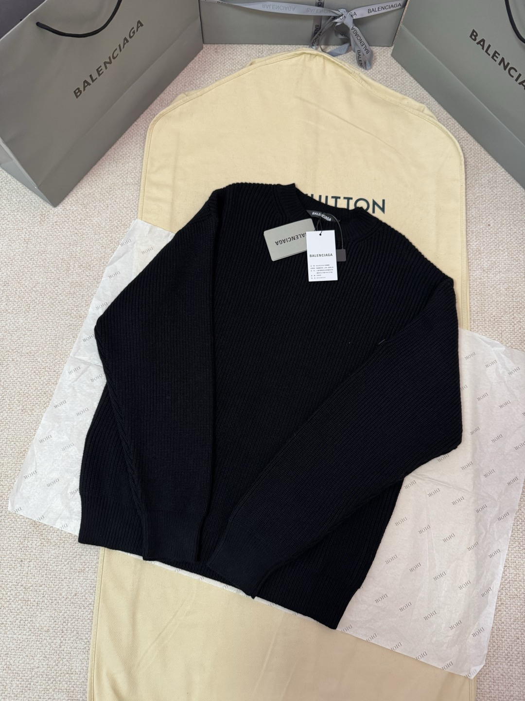 NO:661101,Exclusive original development Balenciaga sleeve arm logo knitted sweater  Process description: It is woven with selected Xinjiang 45-count worsted wool yarn. The fabric is tight and wear-resistant, and has anti-shrinkage, anti-deformation and anti-pilling characteristics. The pique structure is created through Cixing CX dual system and 7-needle 5-wool knitting process. The main body uses ingot weaving to present a full three-dimensional effect. The hem and cuffs are 1*1 rib knitting to enhance the overall silhouette.  Shape stability. The armband part adopts an open-mold glue process and is finely sewn by hand. The entire sweater is treated with a special wool washing process to ensure a soft touch and long-lasting shape. The loose-fitting OS tailoring, combined with the latest technology, provides comfortable wearing and high-quality texture. It is different from the traditional old fine needle design and highlights the modern fashion style.  Color white SizeS/M/L/XL, Balenciaga-clothing, balenciaga, balenciaga, sweaters,  19860909独家原版开发Balenciaga袖臂徽标针织毛衣 工艺说明采用精选新疆45支精纺羊毛纱线织造,面料紧密耐磨,具备防缩水、抗变形和不易起球的特性.通过慈星CX双系统和7针5条毛针织工艺打造珠地结构,大身使用元宝织法呈现饱满立体感,下摆和袖口为1*1罗纹针织,增强整体廓形稳定性.袖标部分采用开模滴胶工艺,并用手摇走线精细缝纫.整件毛衣采用特殊羊毛洗水工艺处理,确保柔软触感和持久形态.宽松版型OS剪裁,结合最新工艺,提供舒适穿着与高品质质感,与传统旧款细针设计不同,凸显现代时尚风格. 颜色白色 SizeS/M/L/XL,巴黎世家-服装,balenciaga,balenciaga,sweaters, ,Women's clothing